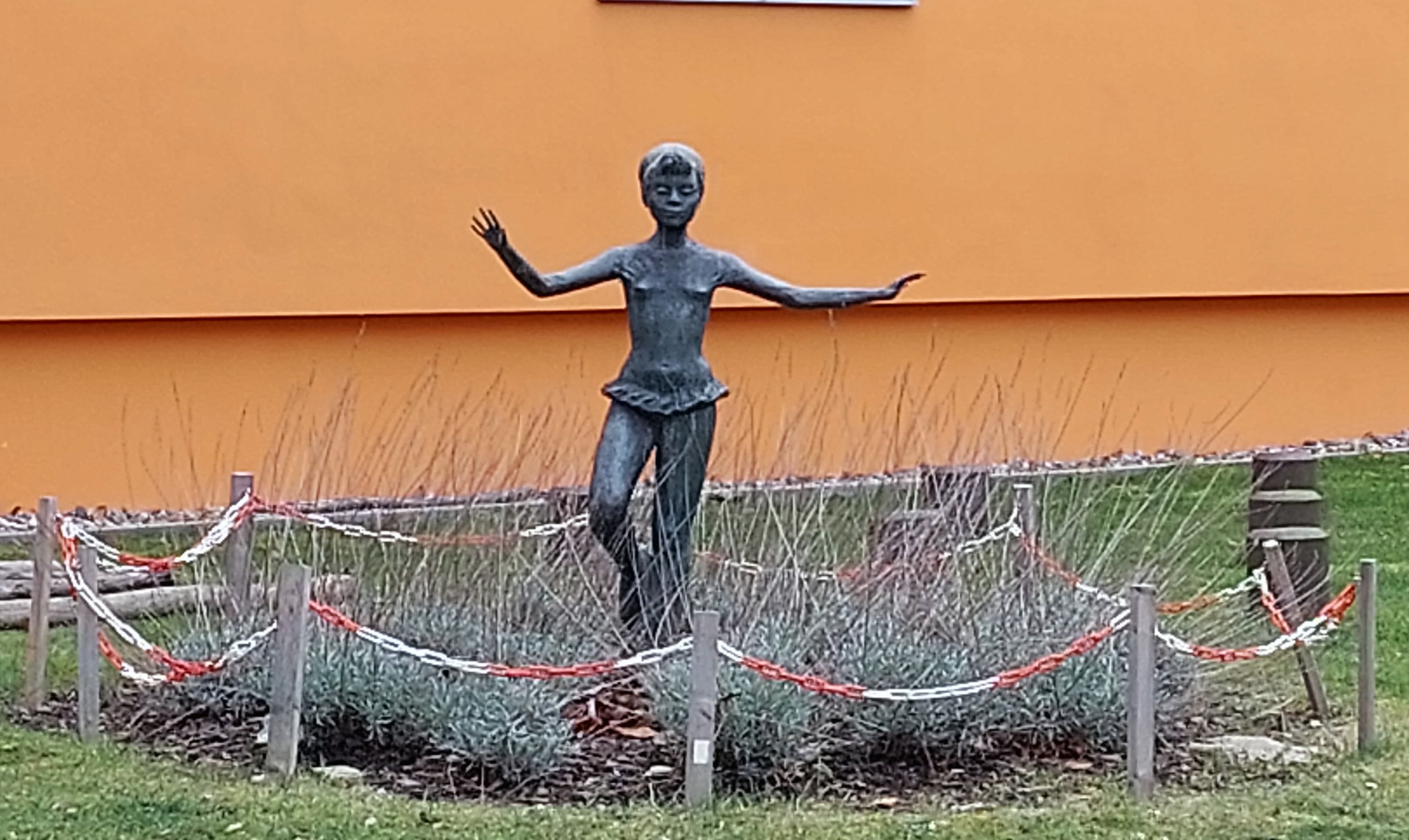 Dancing roller skater by Axel Schulz, Pankow