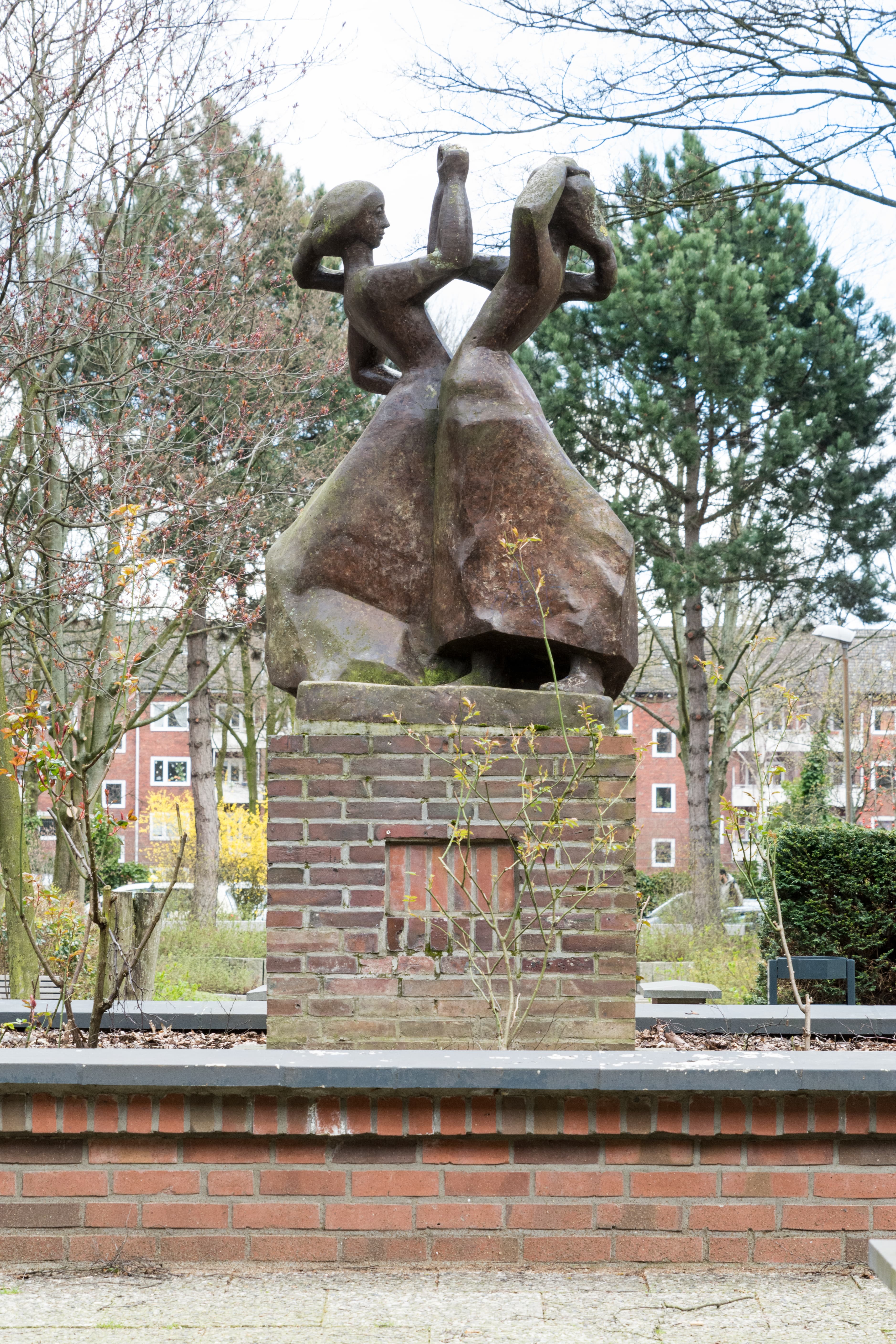 Tanzende Mädchen, sculpted by Martin Irwahn, Hamburg, Germany