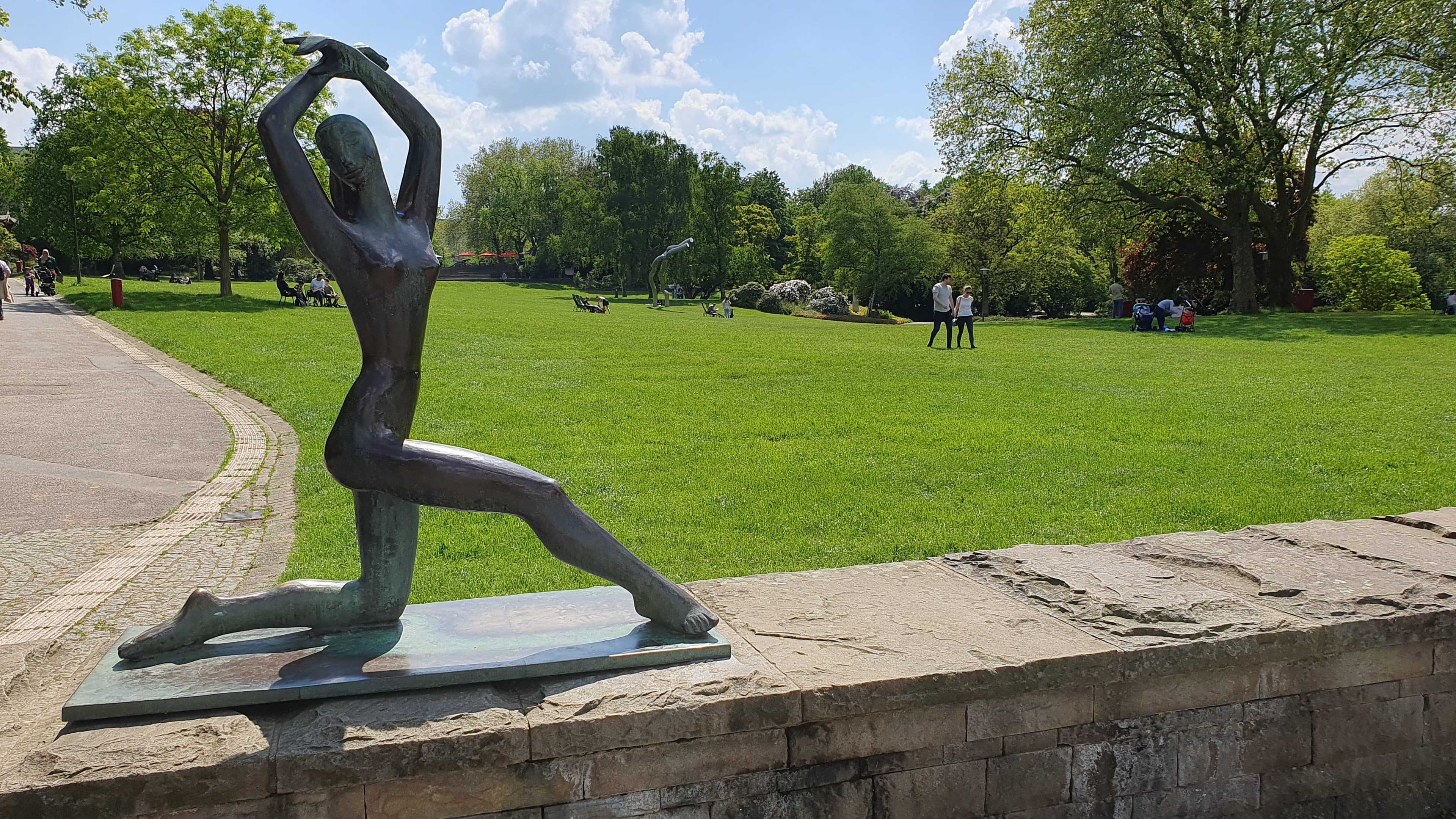 Tänzerin, sculpted by Walter E. Lemcke, Essen, North Rhine-Westphalia, Germany