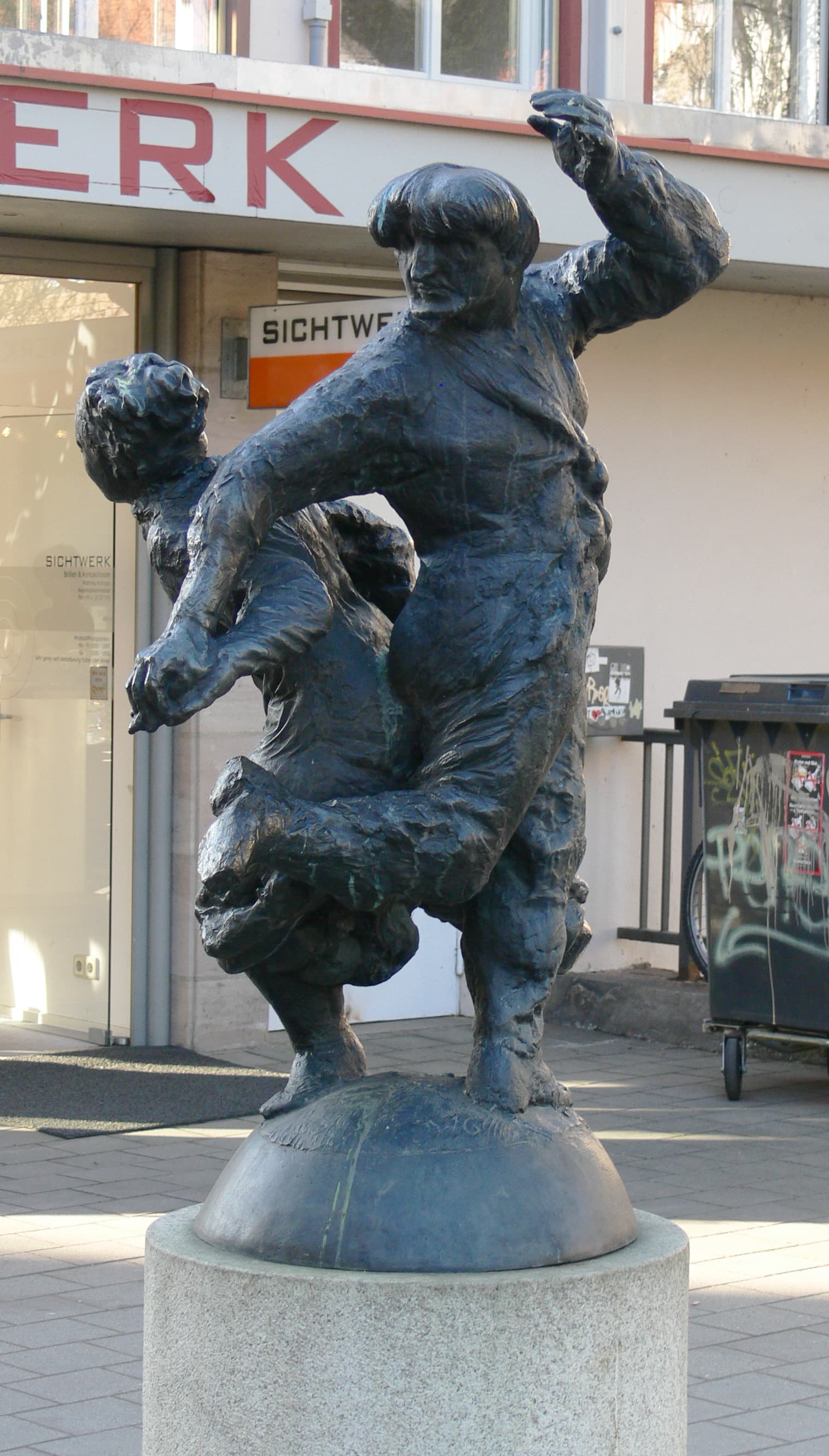 Tanzendes Bauernpaar, sculpted by Waldemar Grzimek, Nuremberg, Bavaria, Germany