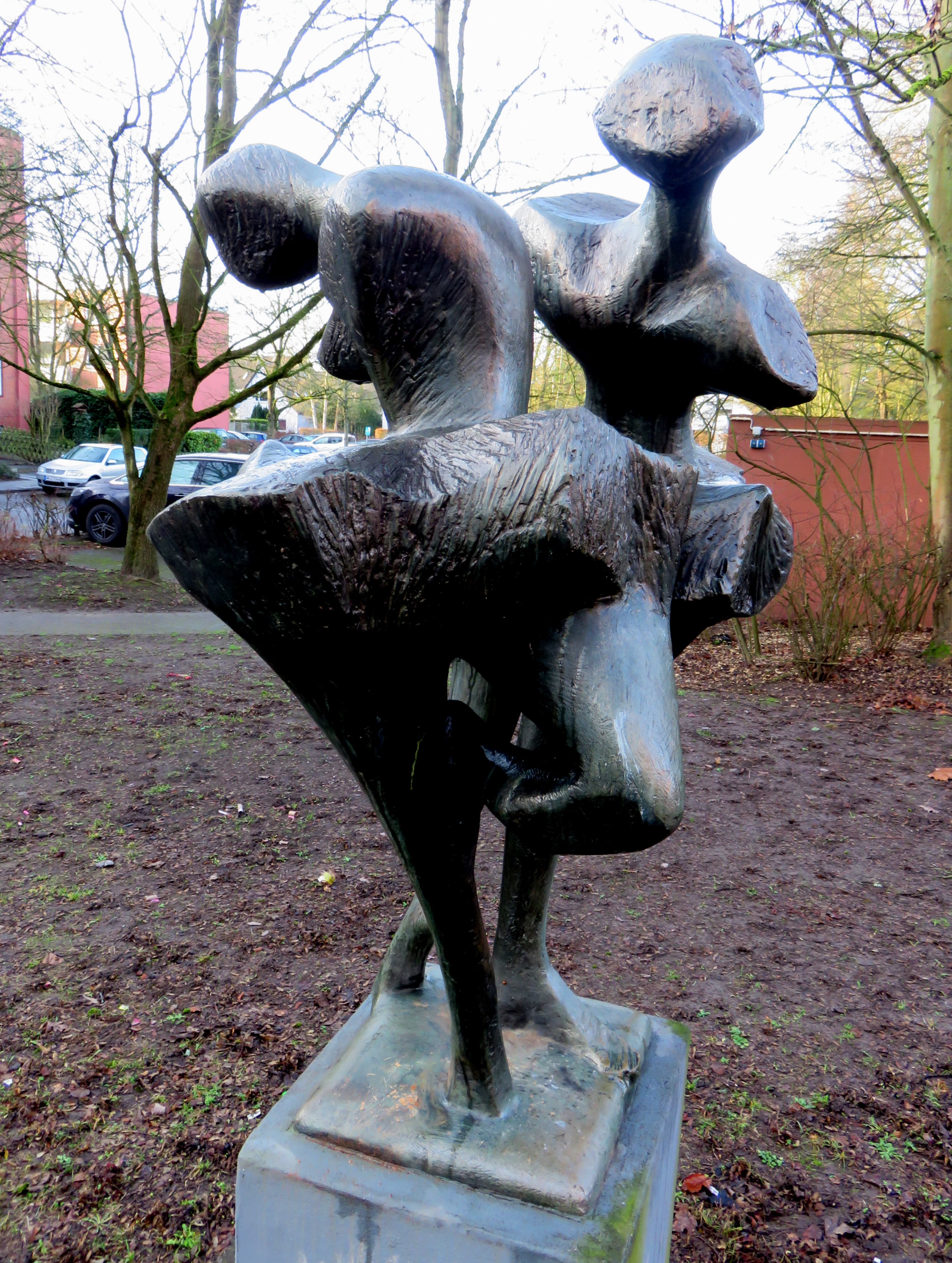 Tänzerinnen, sculpted by Gisela Engelin-Hommes, Hamburg, Germany