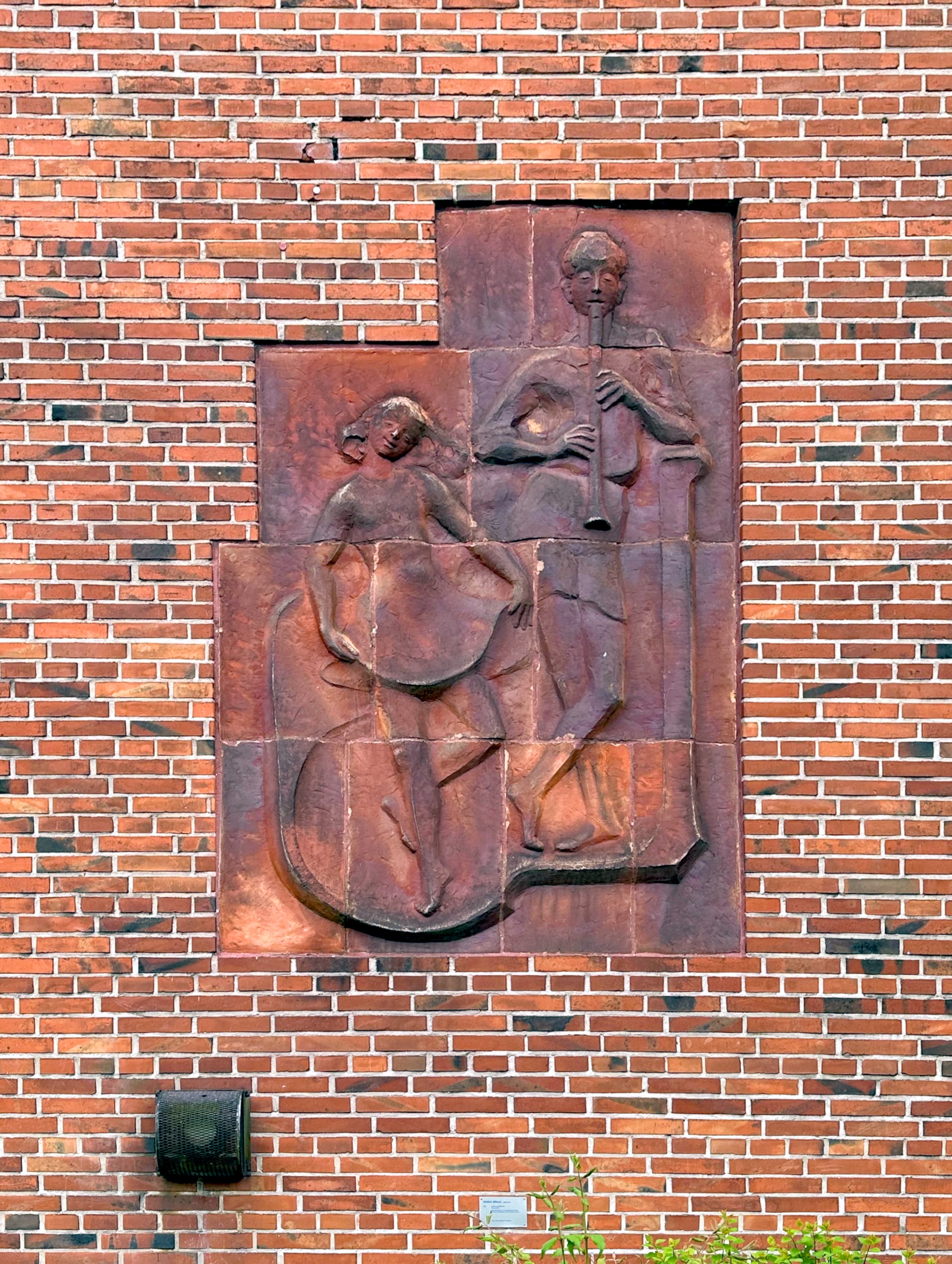 Flötenspieler und Tänzerin, sculpted by Henrik Böhlig, Hamburg, Germany