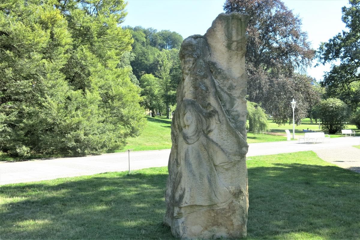 Plastika Sun Dance na promenádě Bad Homburgu v Mariánských Lázních, Mariánské Lázně, Czechia