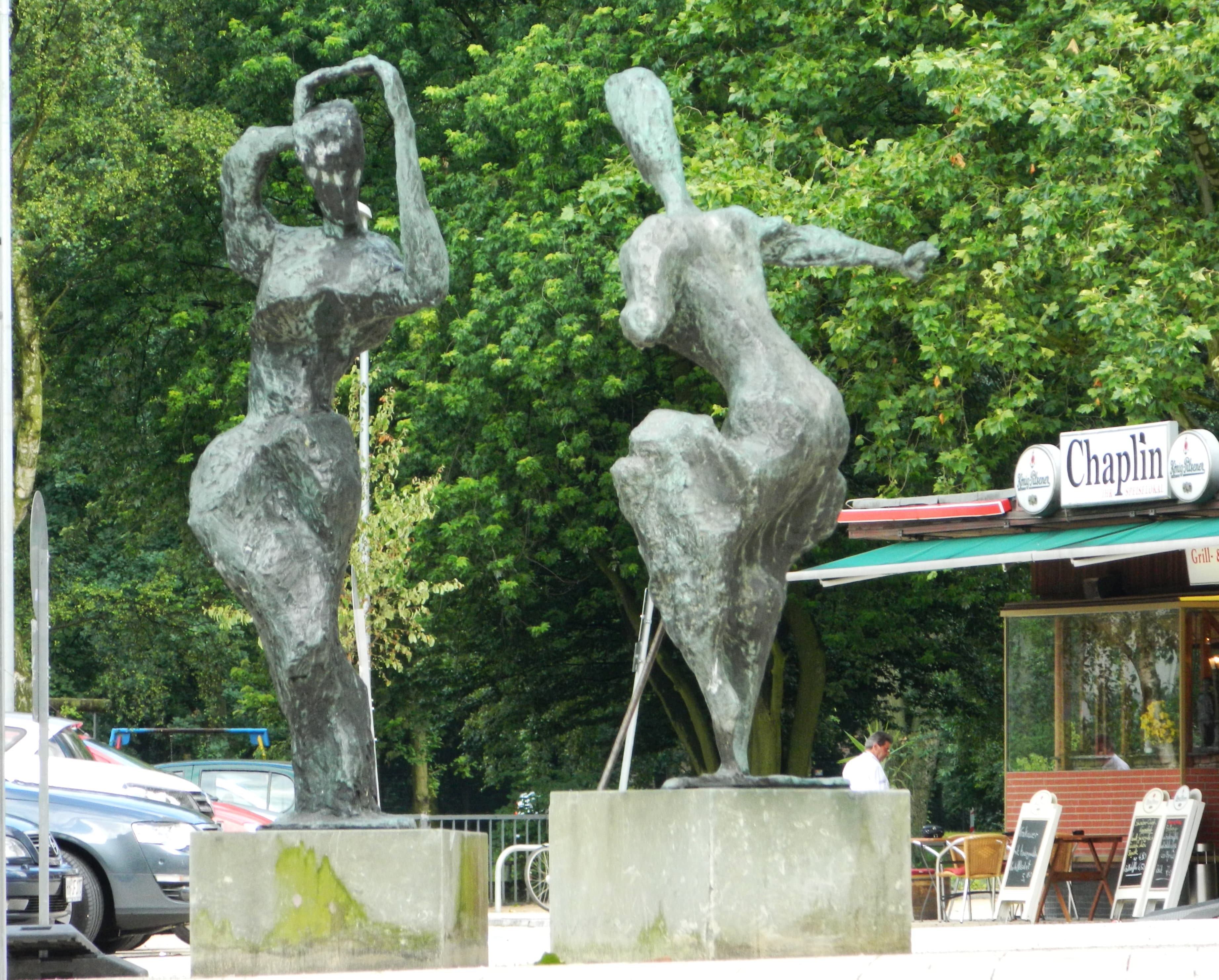 Tänzerinnen, sculpted by Karl August Ohrt, Hamburg, Germany