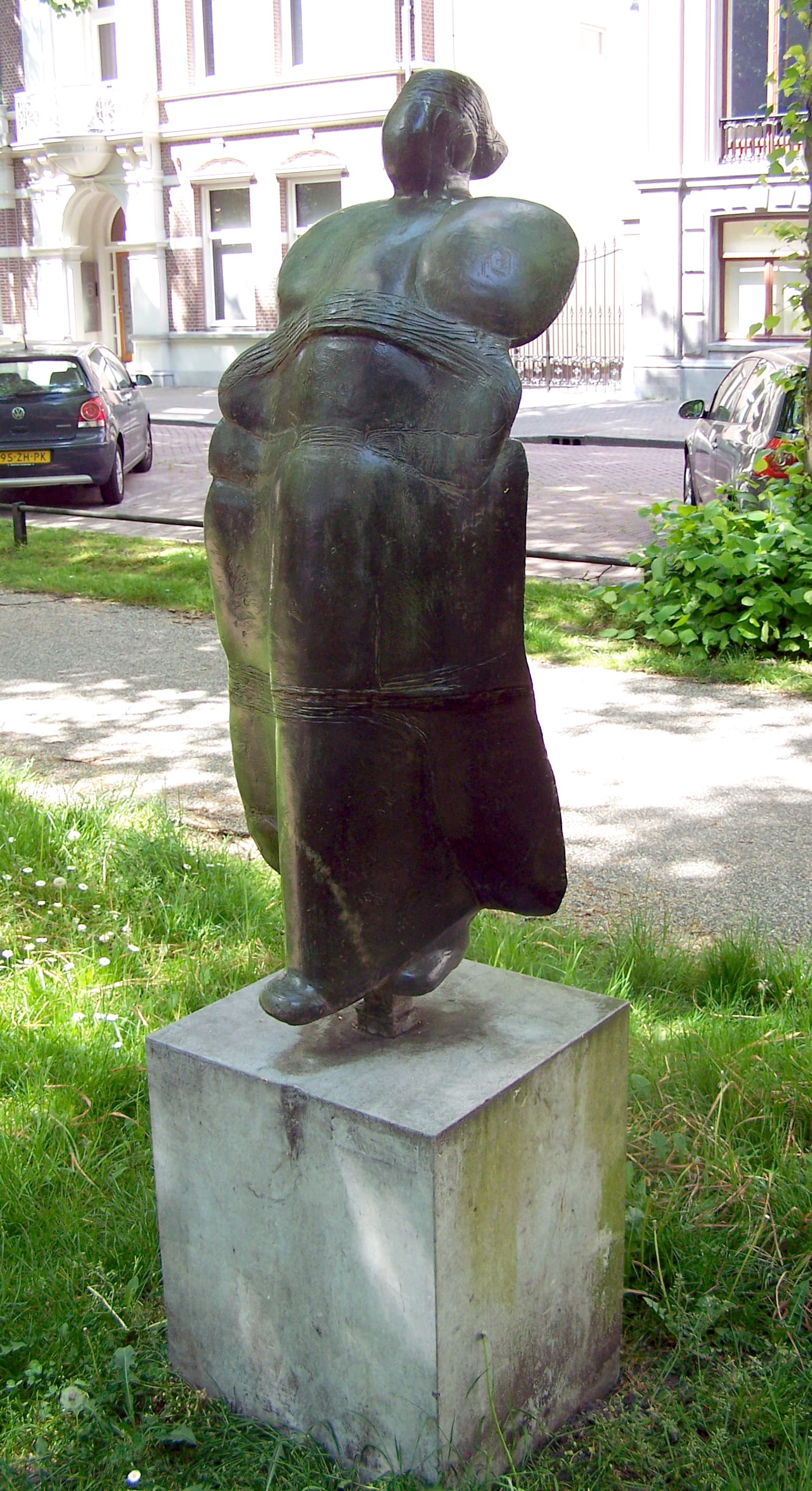 Schrijdende danseres met tamboerijn, sculpted by Fioen Blaisse, Utrecht, Utrecht, Netherlands