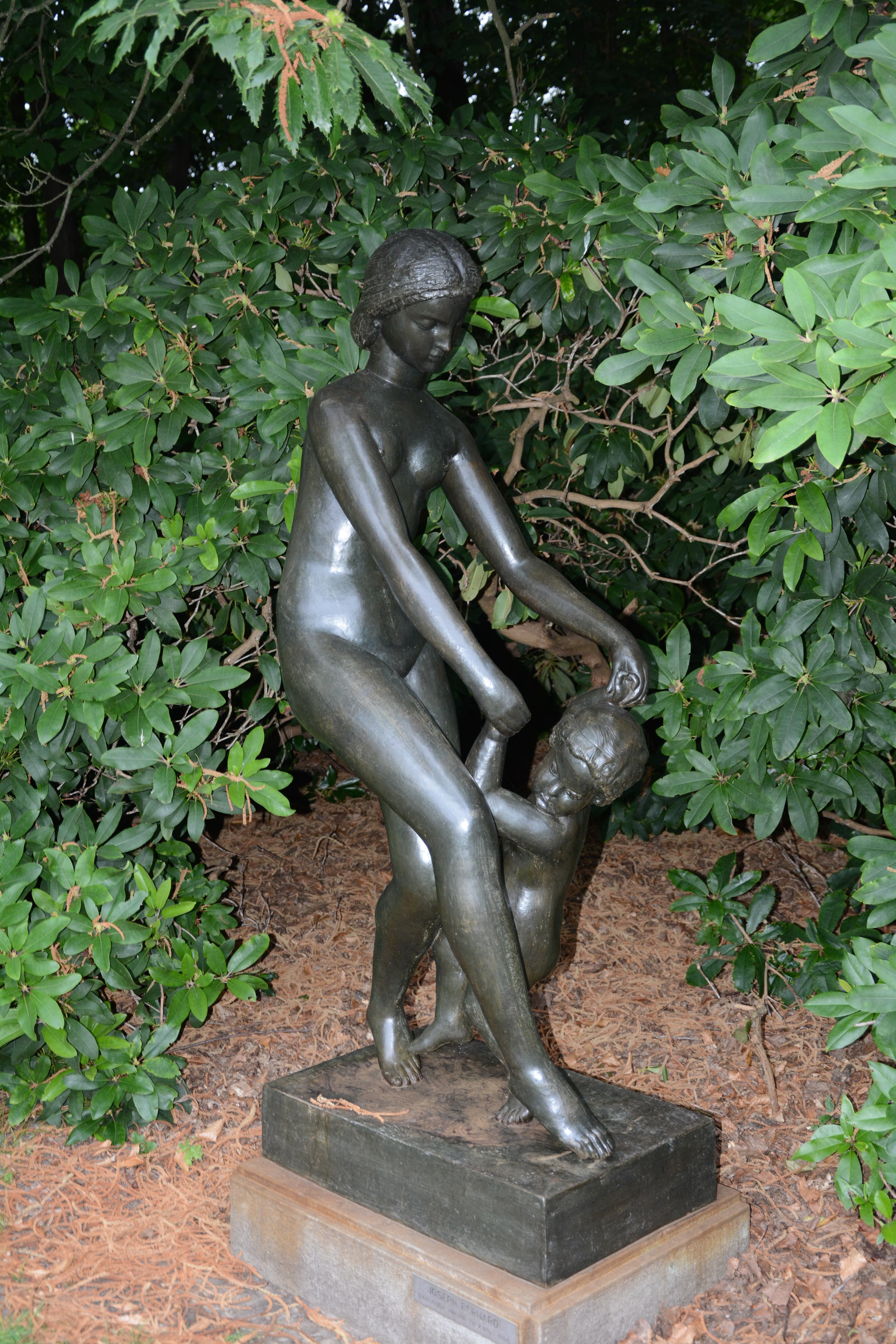Dansende vrouw en kind, sculpted by Joseph Bernard, Antwerp, Antwerp, Belgium