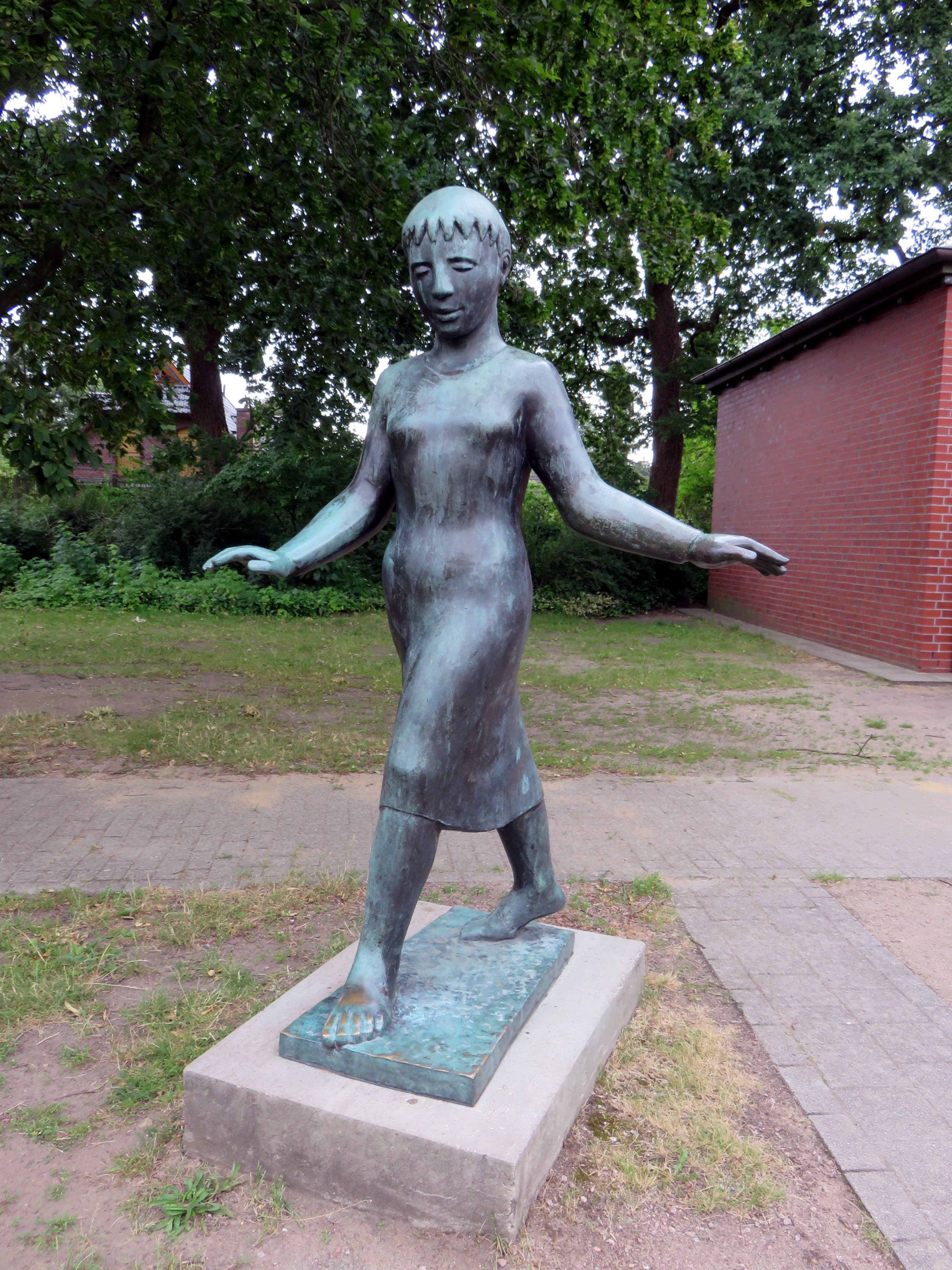 Tanzendes Mädchen, sculpted by Richard Steffen, Hamburg, Germany
