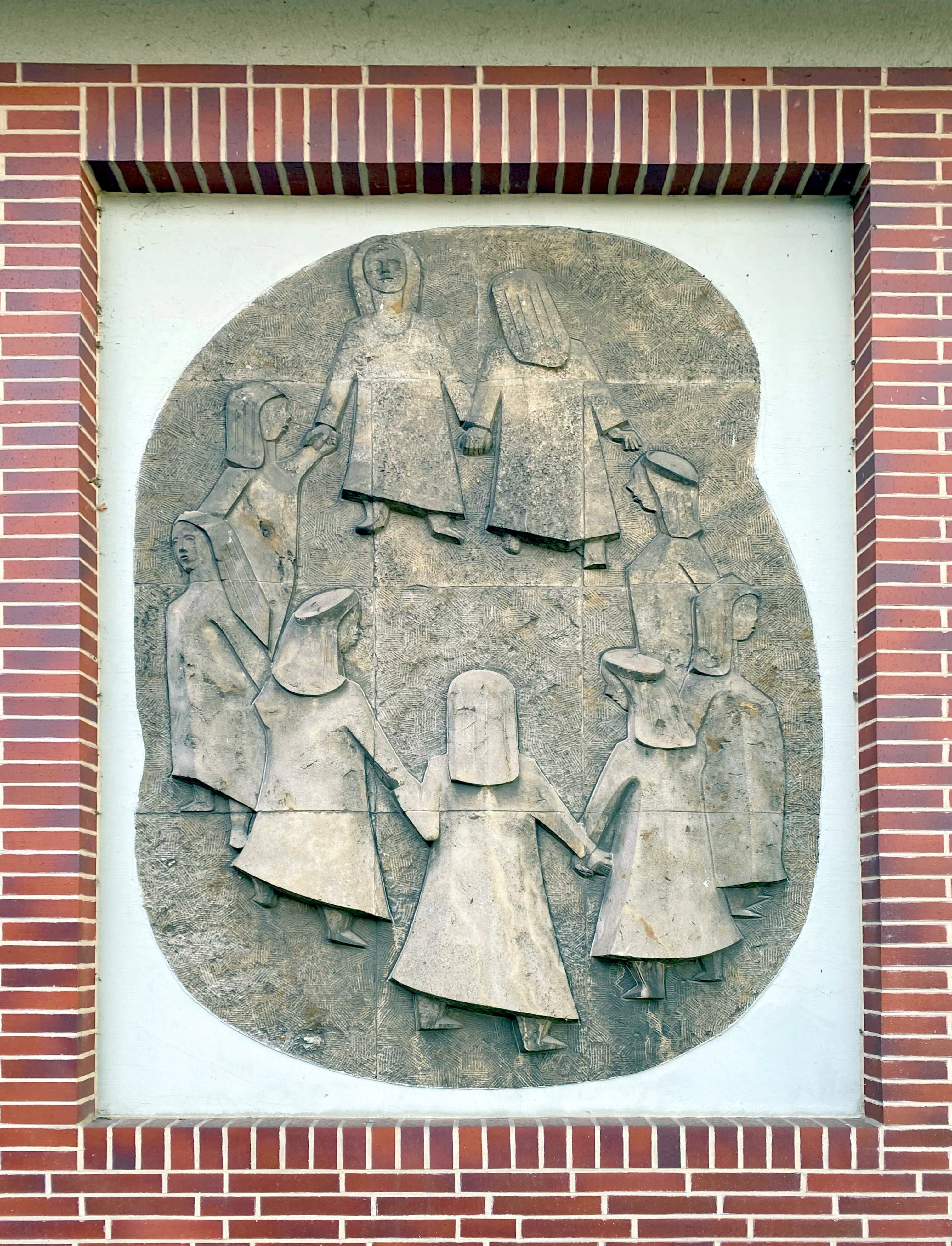Children dancing, sculpted by Werner Michaelis, Eimsbüttel, Germany