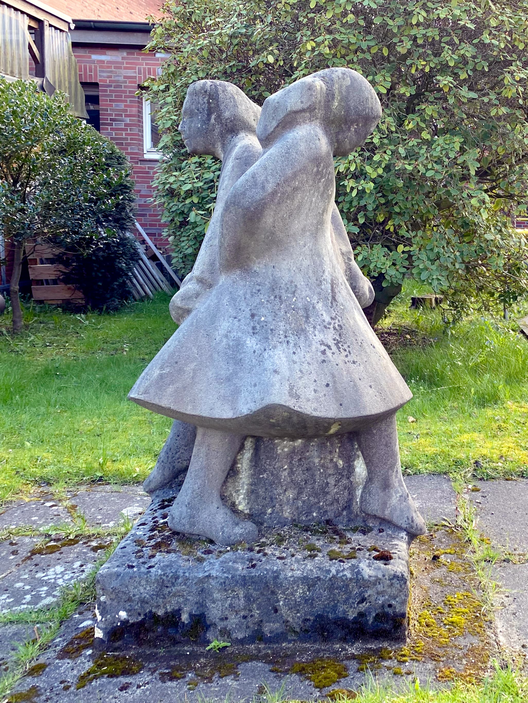 Tanzende, sculpted by Gertrud Weiberlen, Hamburg, Germany