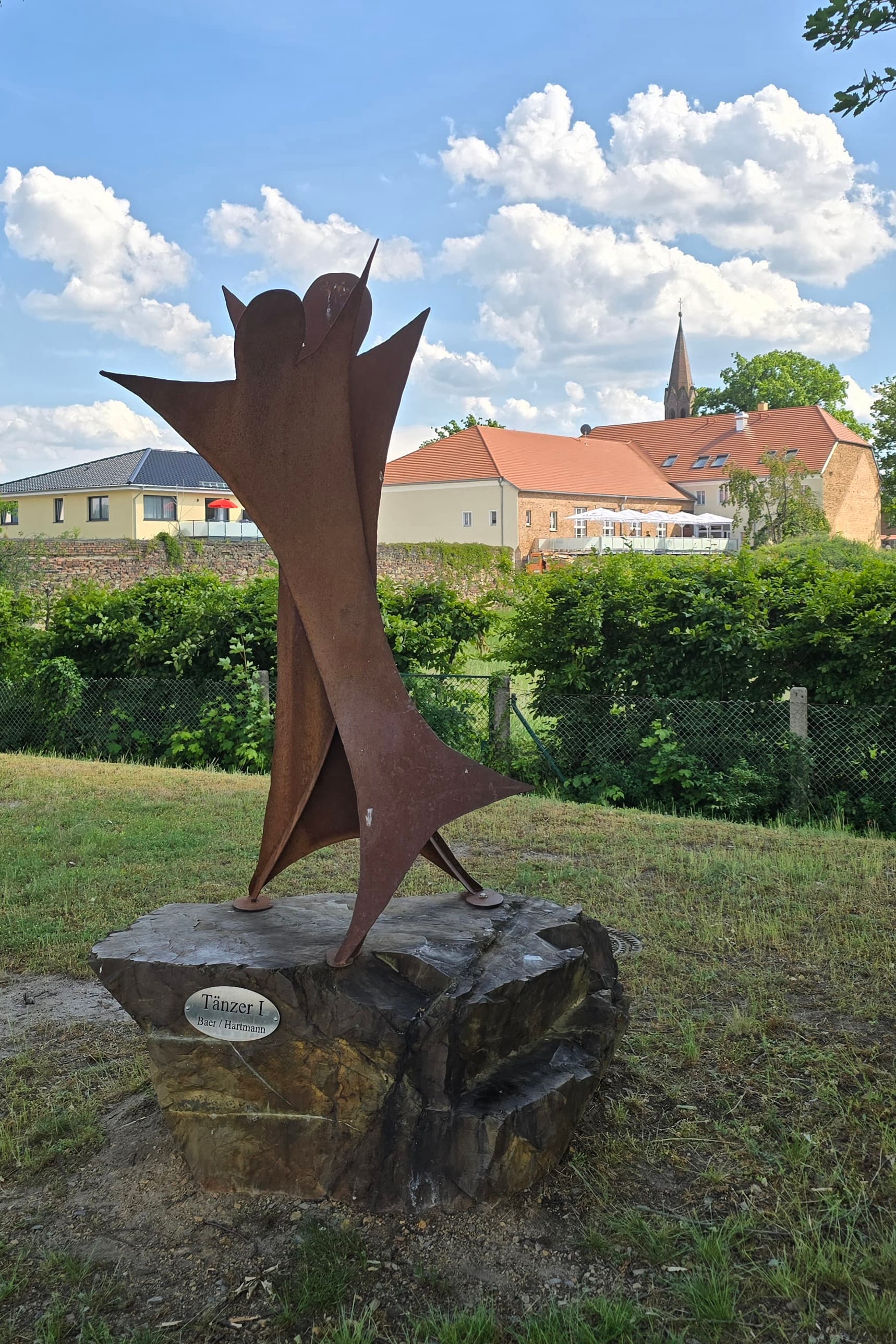 Tänzer I, sculpted by Hans-Dieter Baer and Franz Hartmann, Senftenberg - Zły Komorow, Brandenburg, Germany