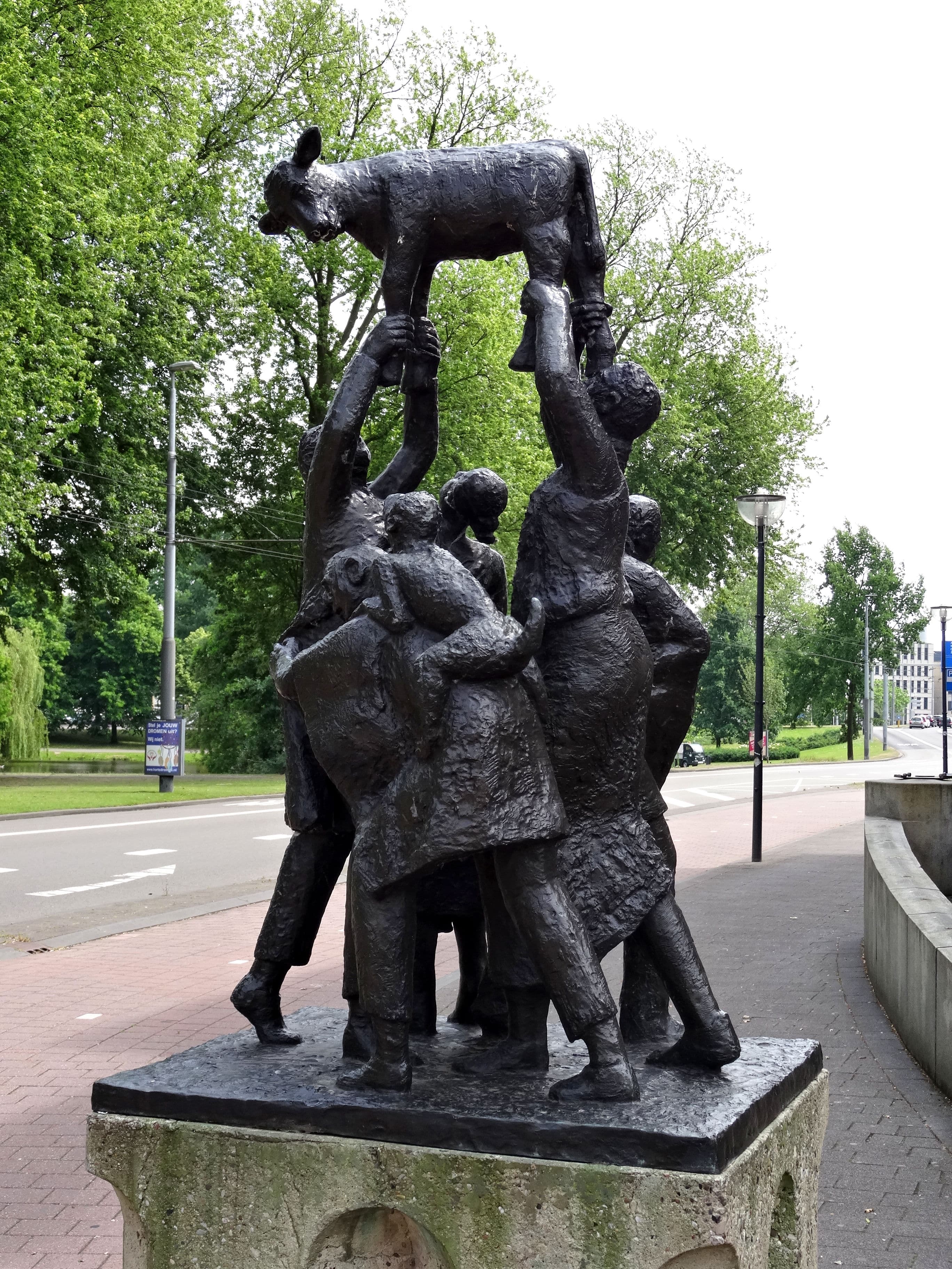 Dans om het gouden kalf, sculpted by Fri Heil, Arnhem, Gelderland, Netherlands