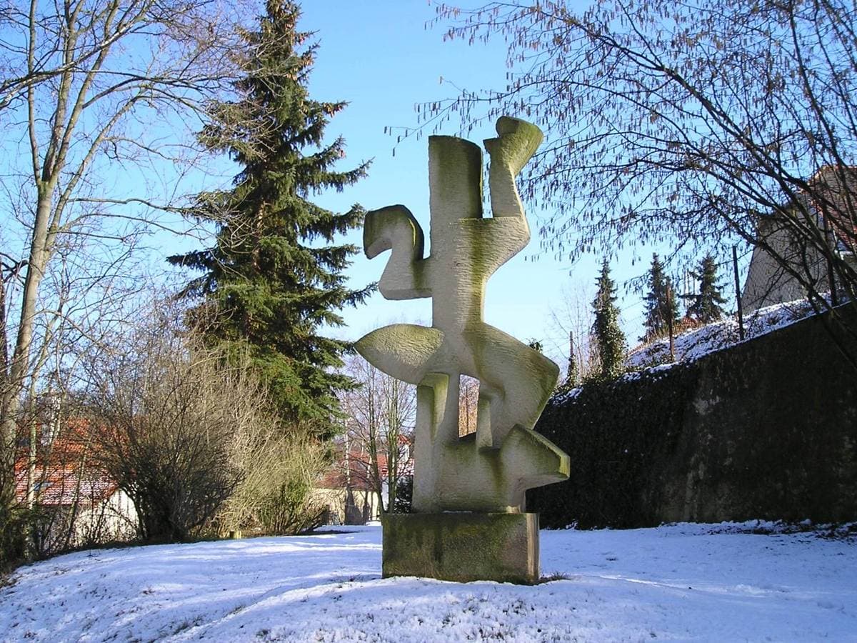 Kamenná plastika Khmérská tanečnice v Praze-Lysolajích, Prague, Czechia