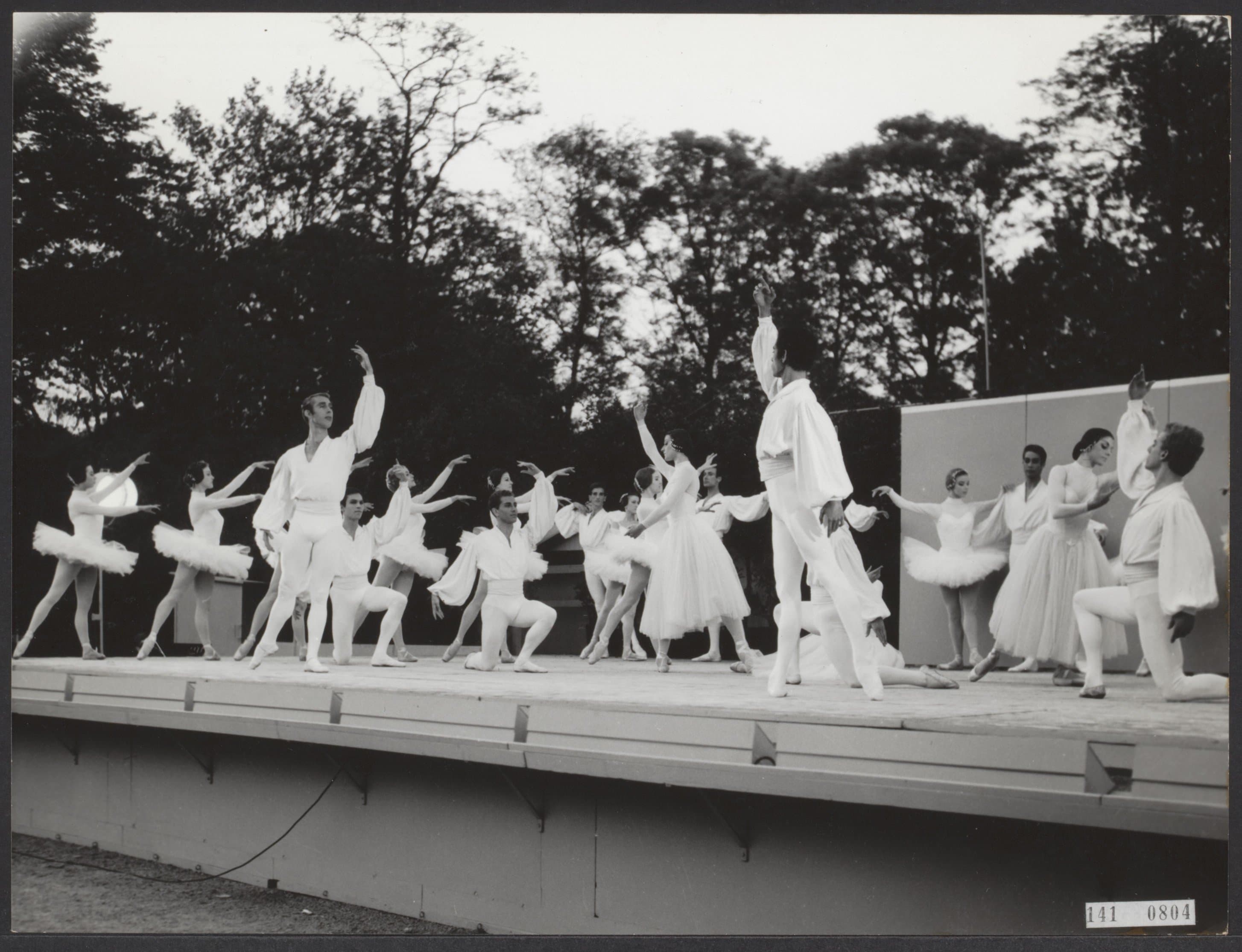 Suite en Blanc (1943)