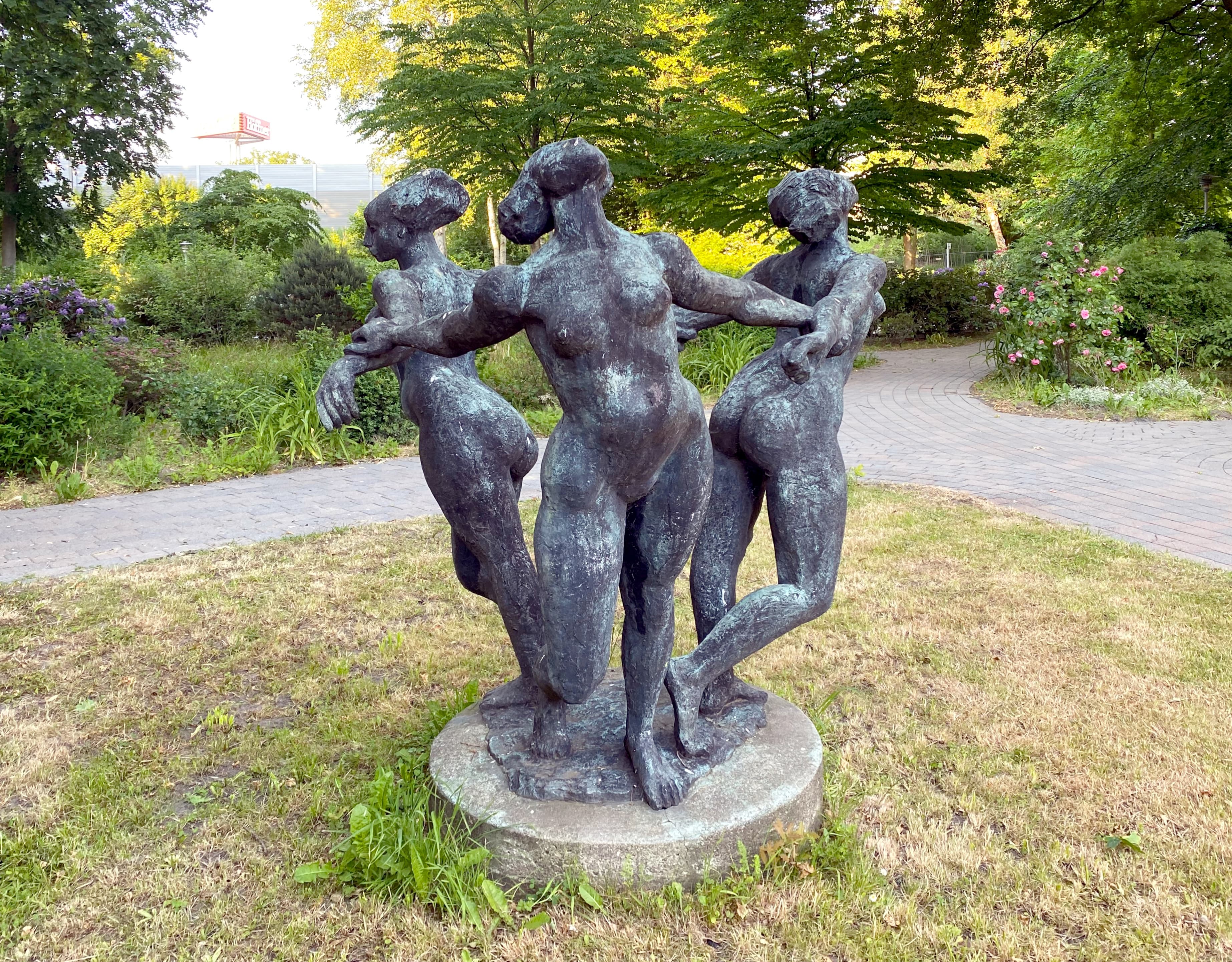Drei Tanzende, sculpted by Max Schegulla, Hamburg, Germany