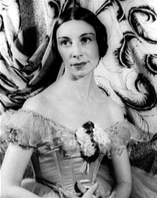 Black-and-white studio portrait of Alicia Markova in the ballet Foyer de Danse, 1940.