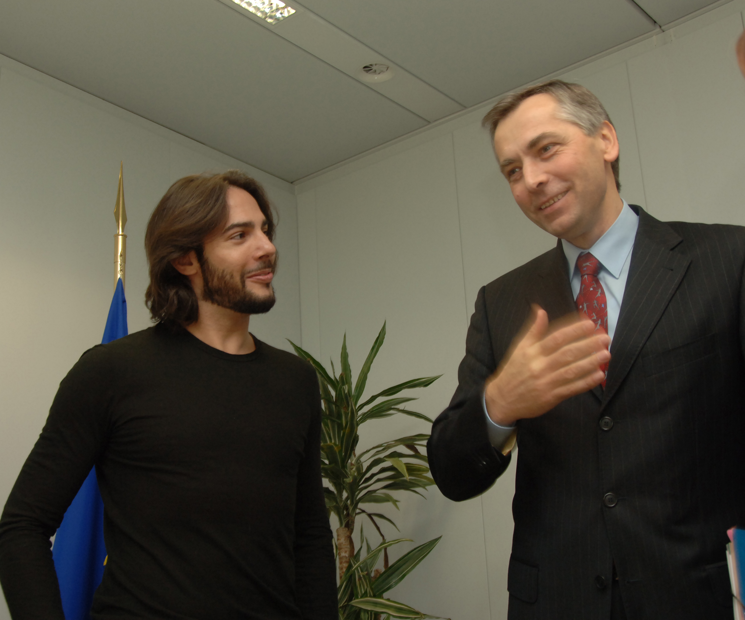 Joaquín Cortés meeting European Commissioner Ján Figeľ in 2006
