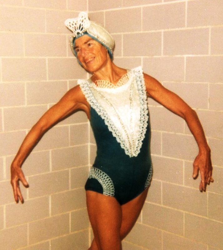 Beulah Gundling performing her aquatic-art routine Clair de Lune in a swimming pool in 1981