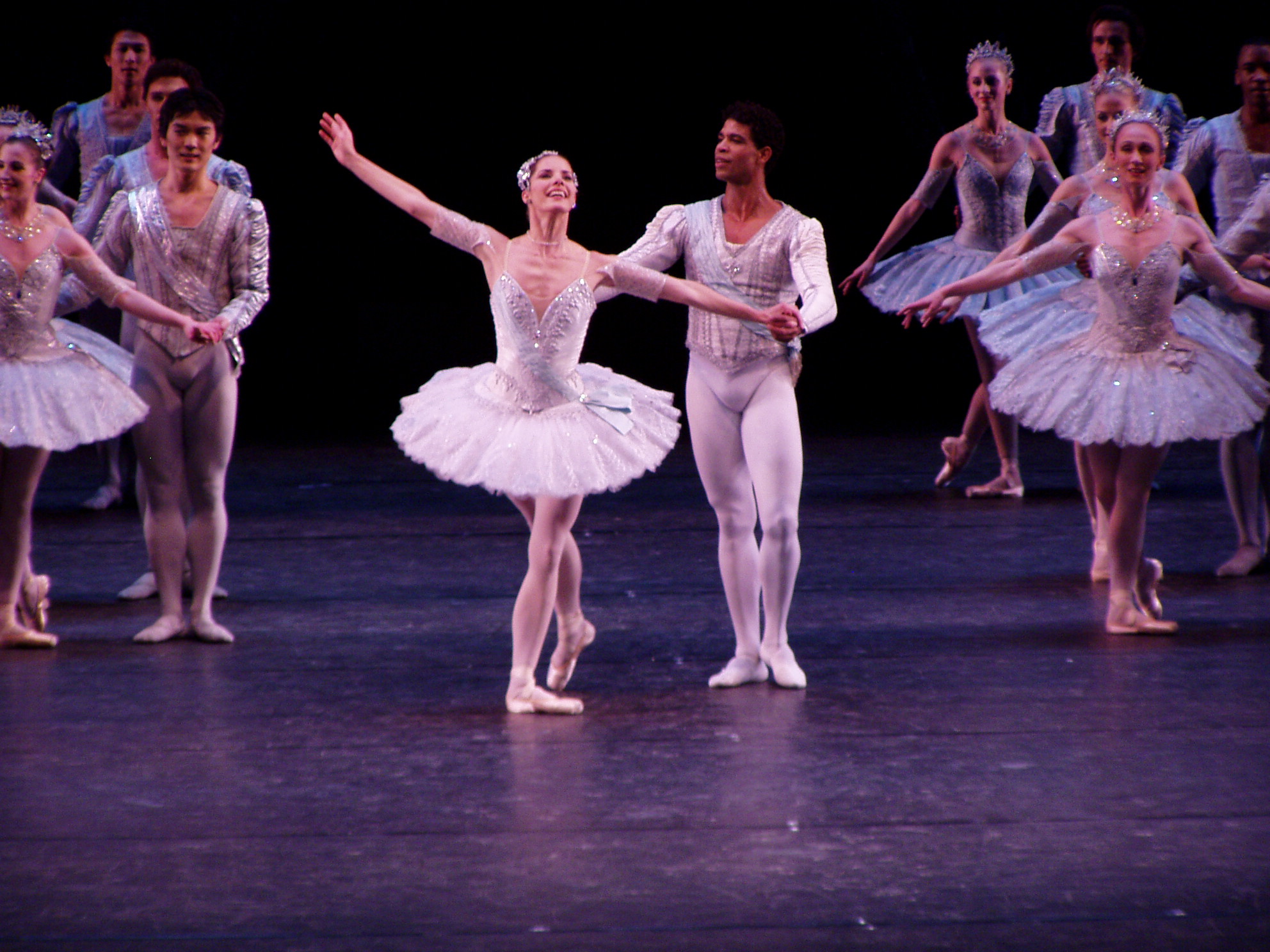 Darcey Bussell and Carlos Acosta acknowledging the audience with the Royal Ballet cast in 2007