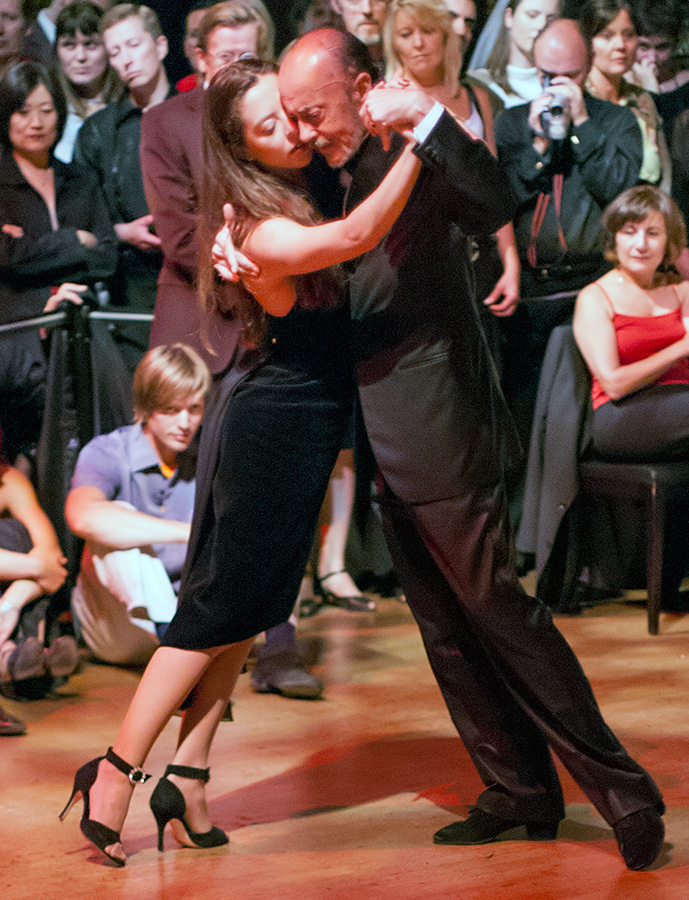Carlos Gavito and María Plazaola in close embrace during a Stockholm tango demonstration in 2004.