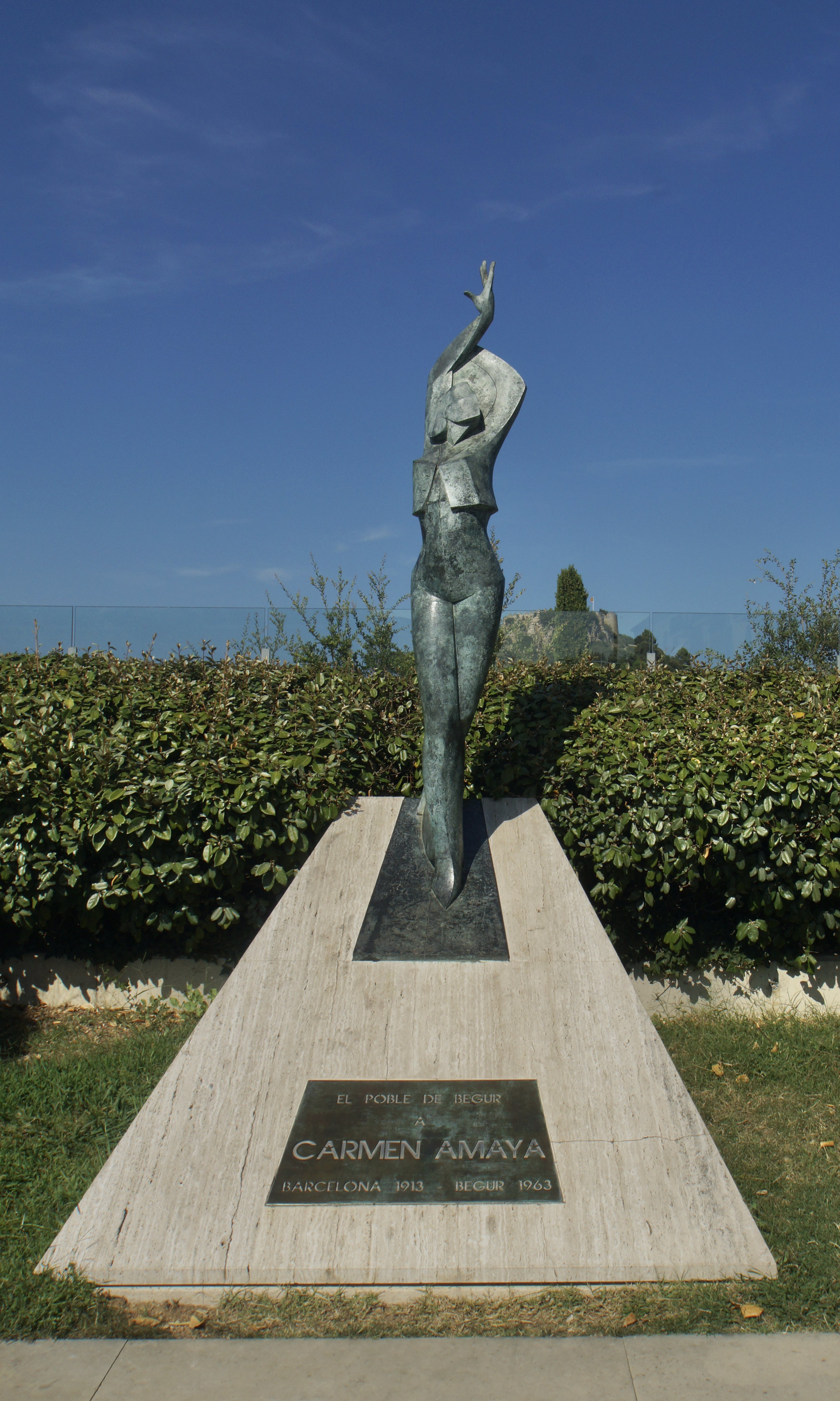 Full-length bronze monument to Carmen Amaya in Begur beneath a blue sky.