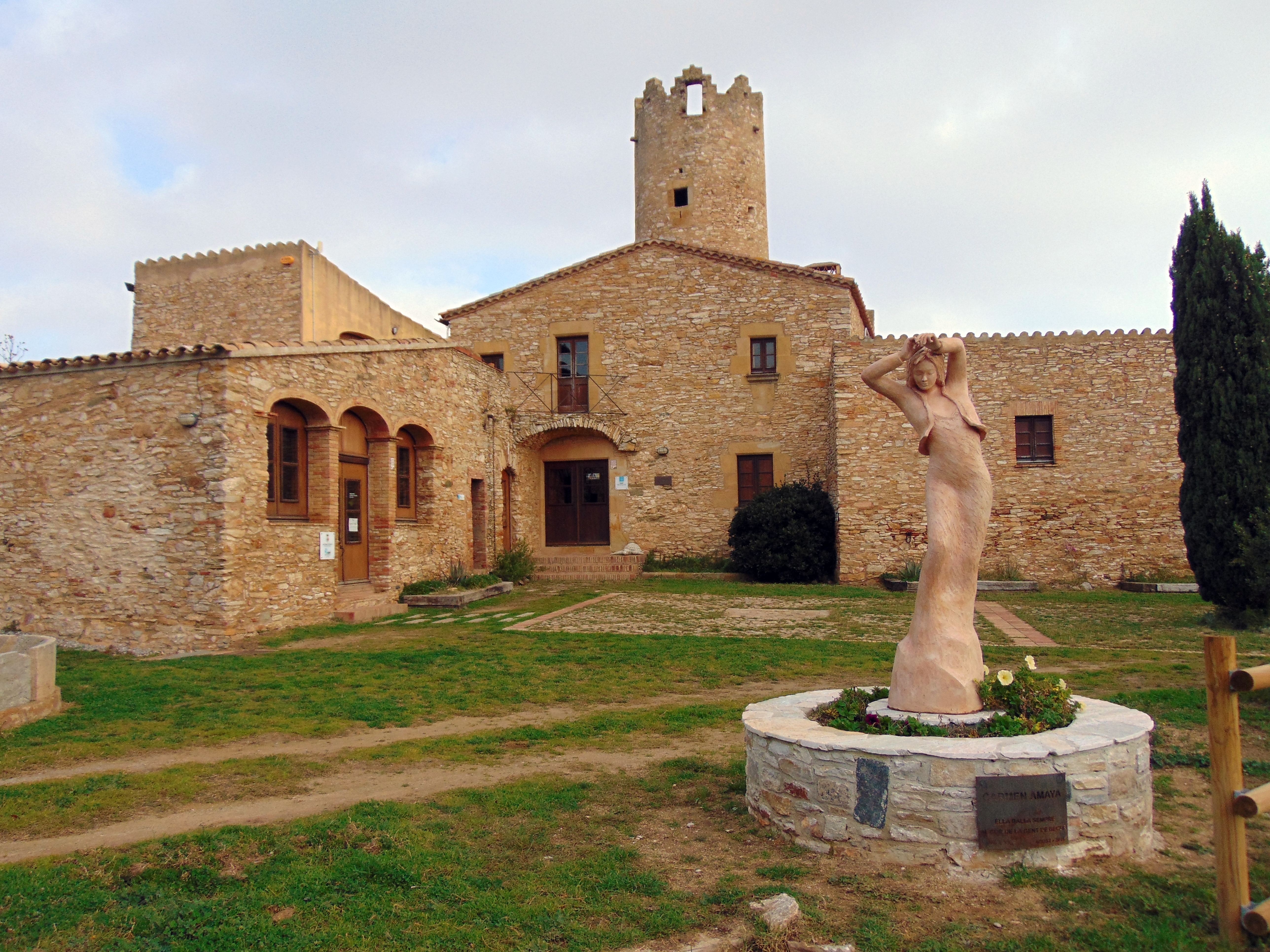 Stone farmhouse and tower at Mas Pinc in Begur, associated with Carmen Amaya's final years.