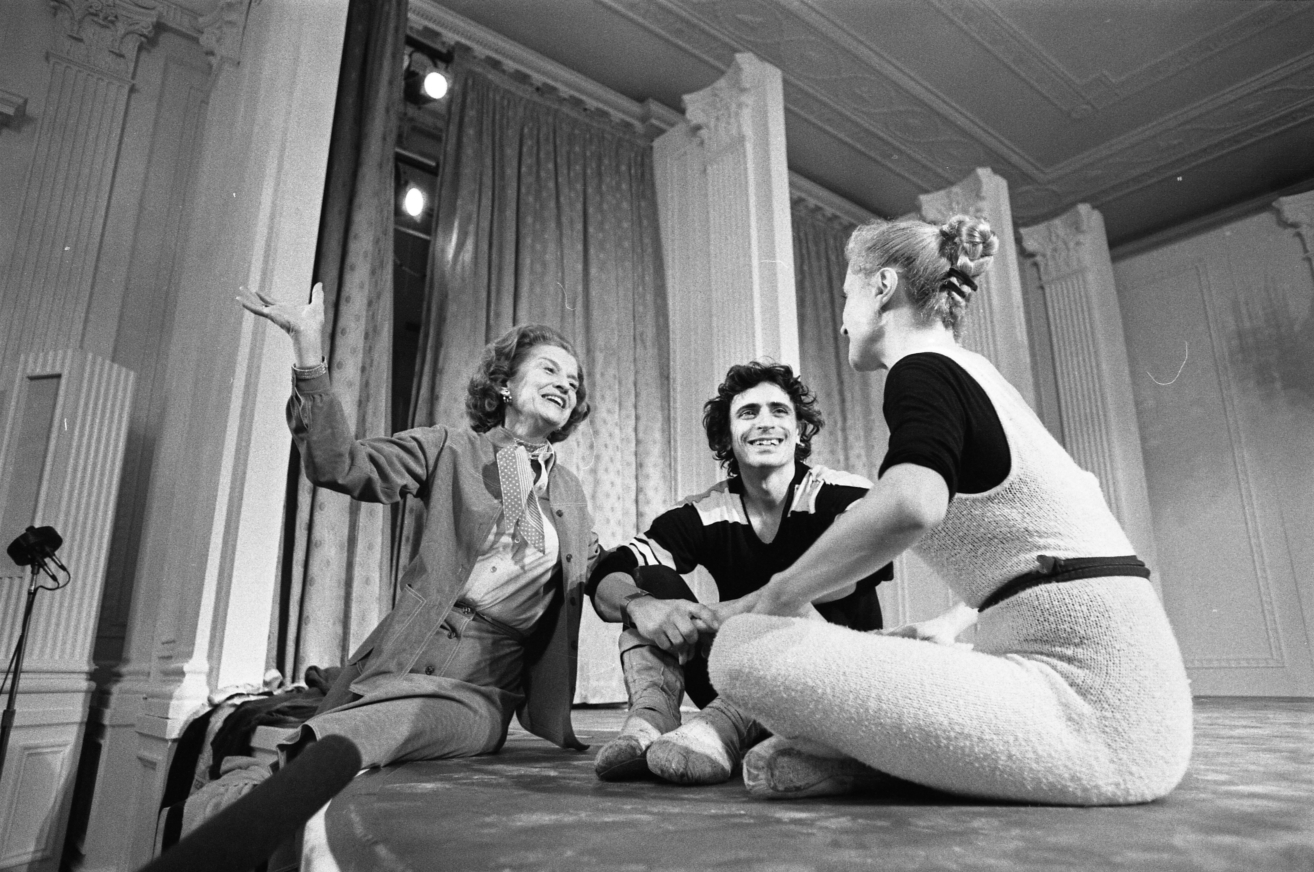 Betty Ford speaking with Edward Villella and Violette Verdy during a White House rehearsal in 1975