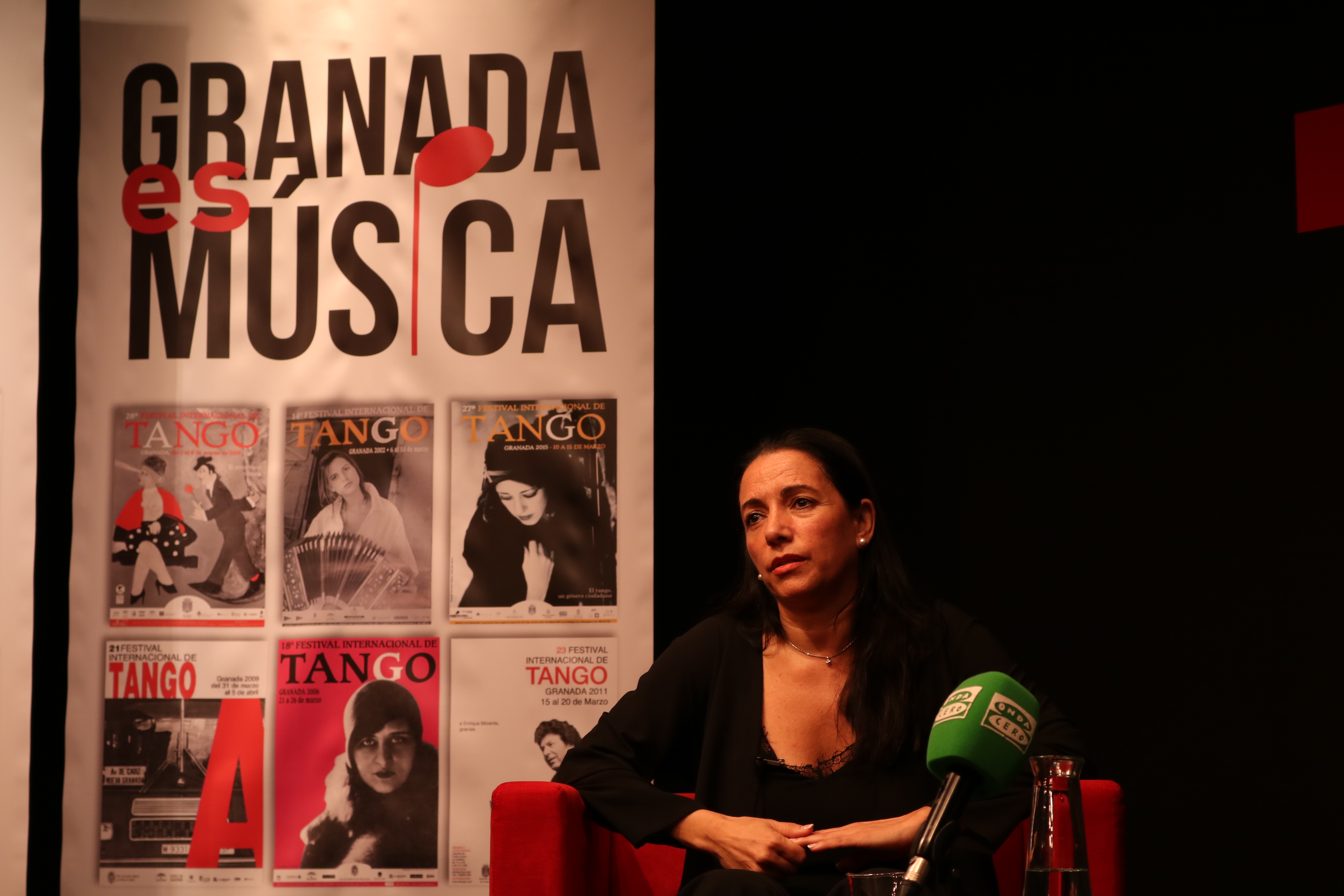 Eva Yerbabuena speaking with an audience at Instituto Cervantes de Tokio in 2017