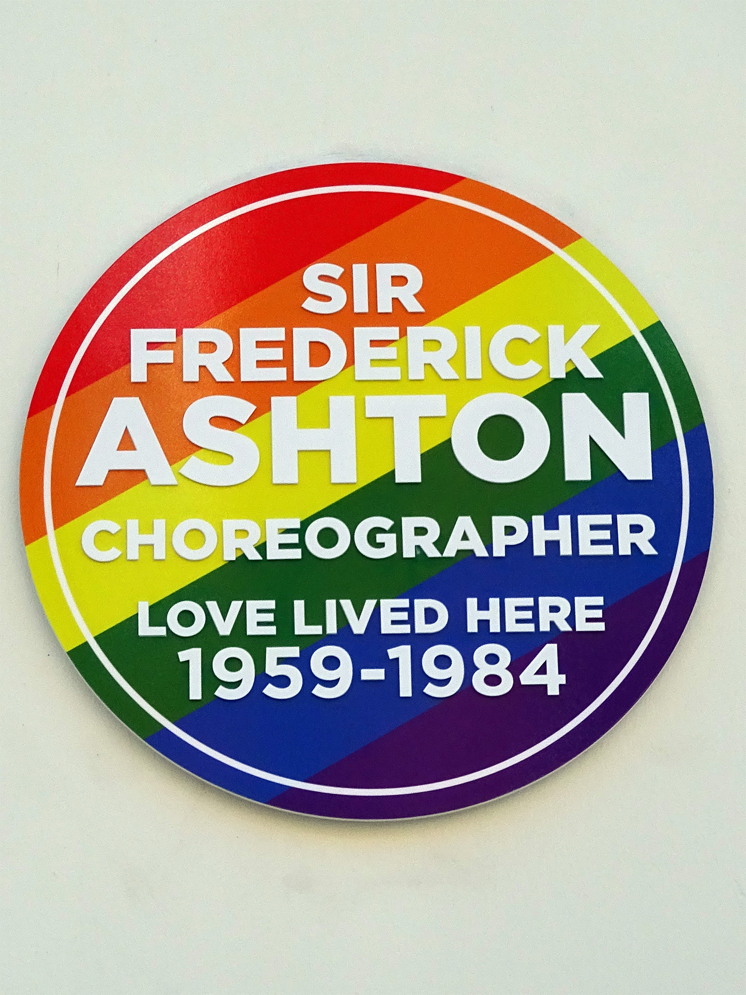 Rainbow plaque honoring Frederick Ashton at his former Chelsea home