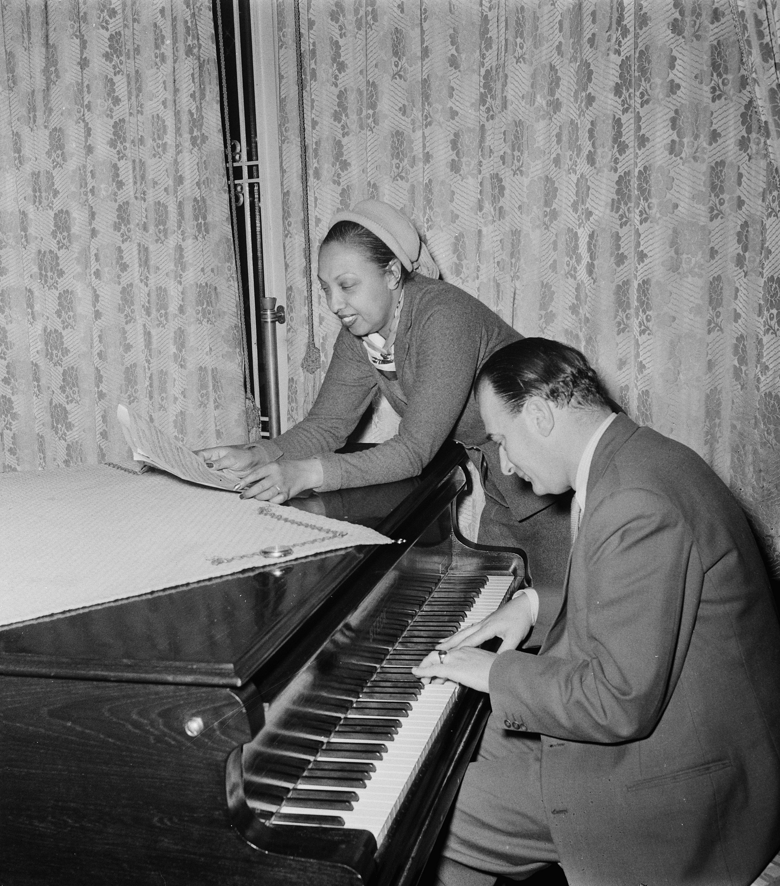 Josephine Baker standing beside a pianist in Amsterdam in 1954