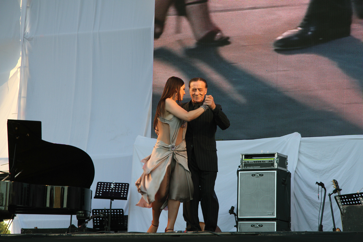 Juan Carlos Copes and his daughter Johana dancing tango on an outdoor Buenos Aires stage.