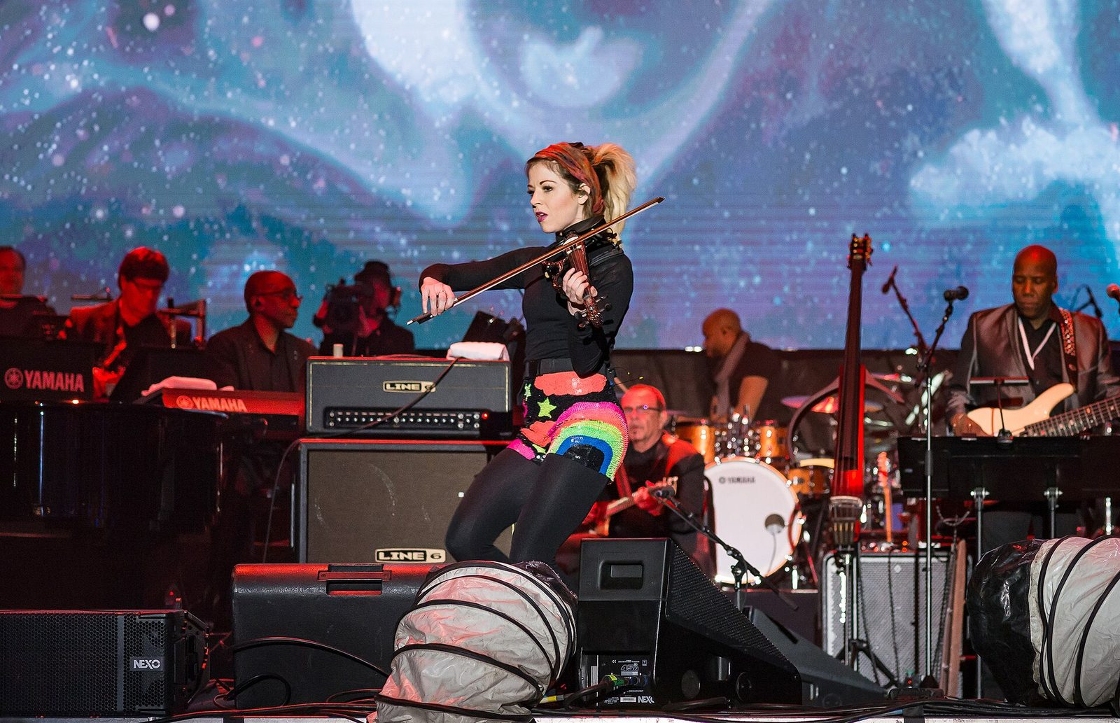 Lindsey Stirling performing on violin, Yamaha All-Star Concert 01 26 2018 -14