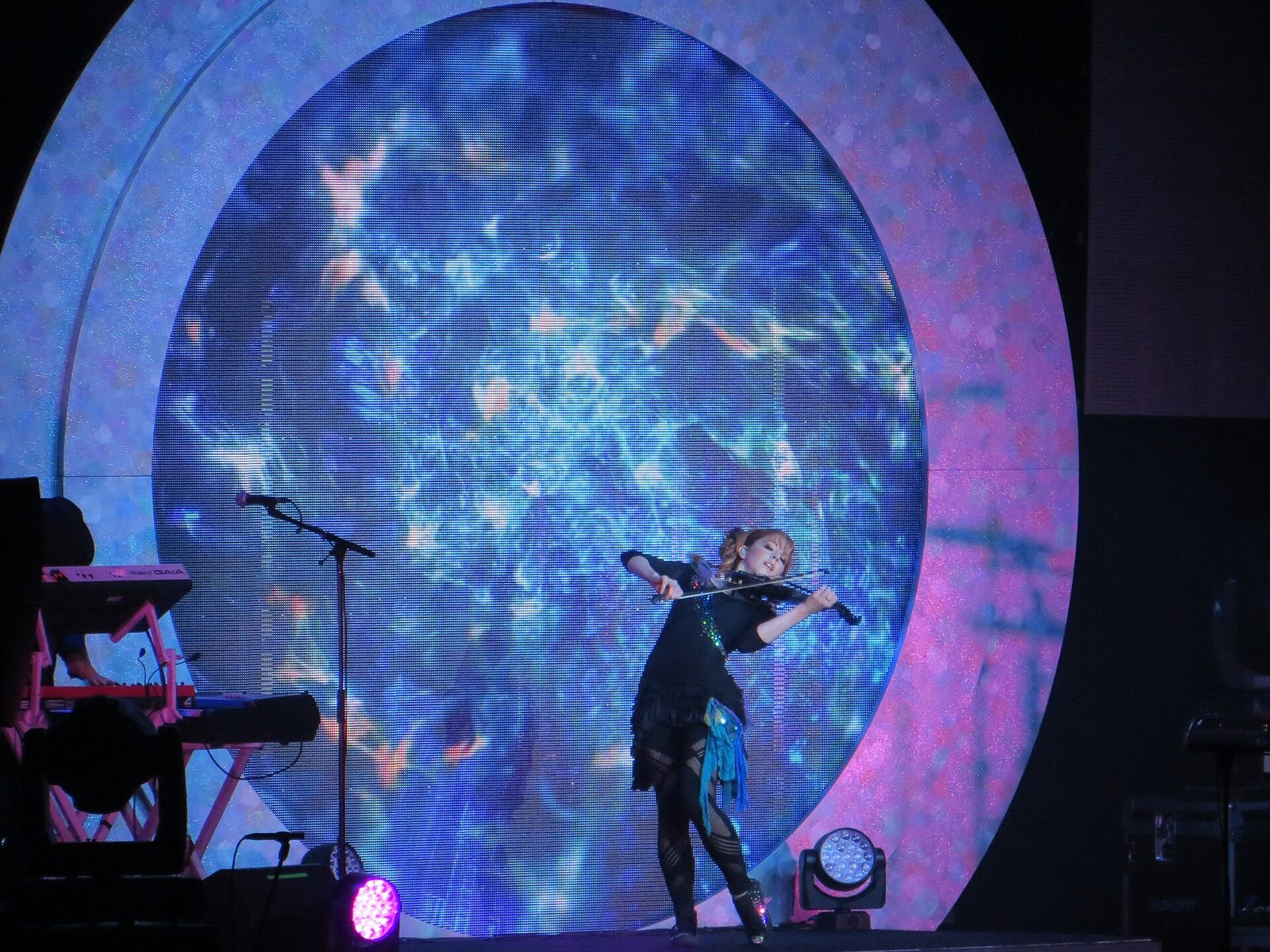 Lindsey Stirling performing on violin, Paris Zénith 2014