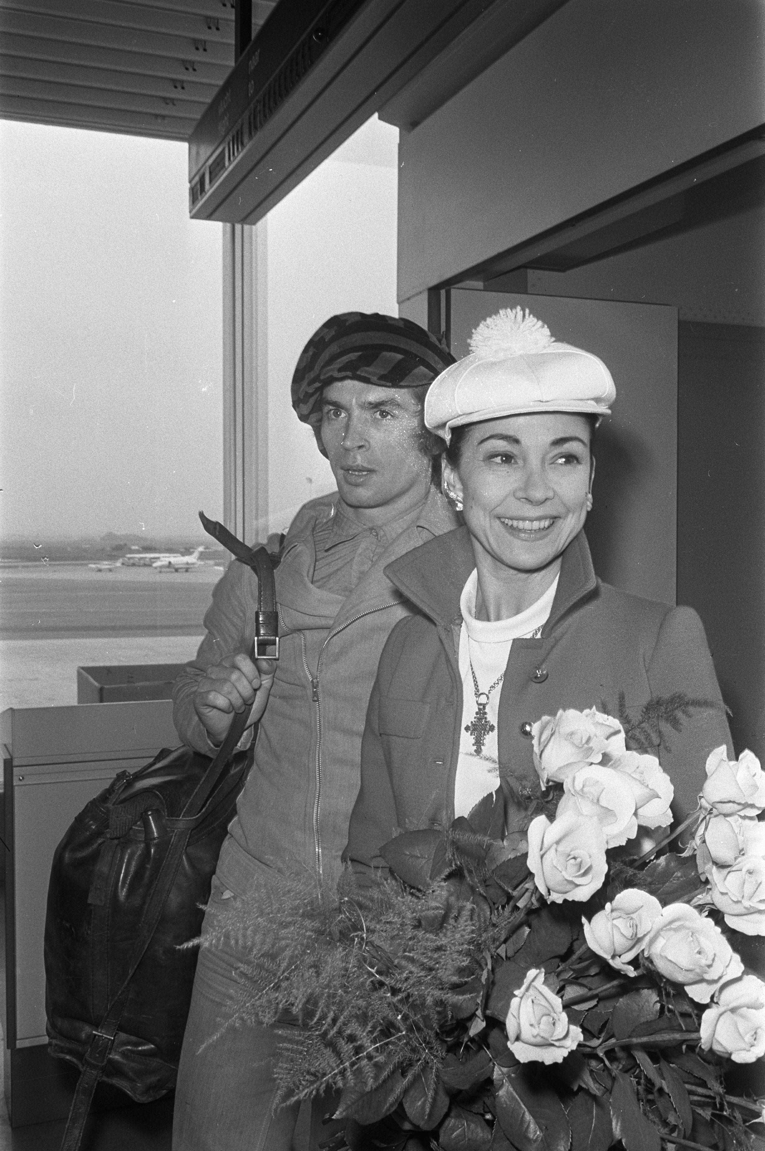 Margot Fonteyn carrying flowers on arrival at Schiphol Airport in 1968