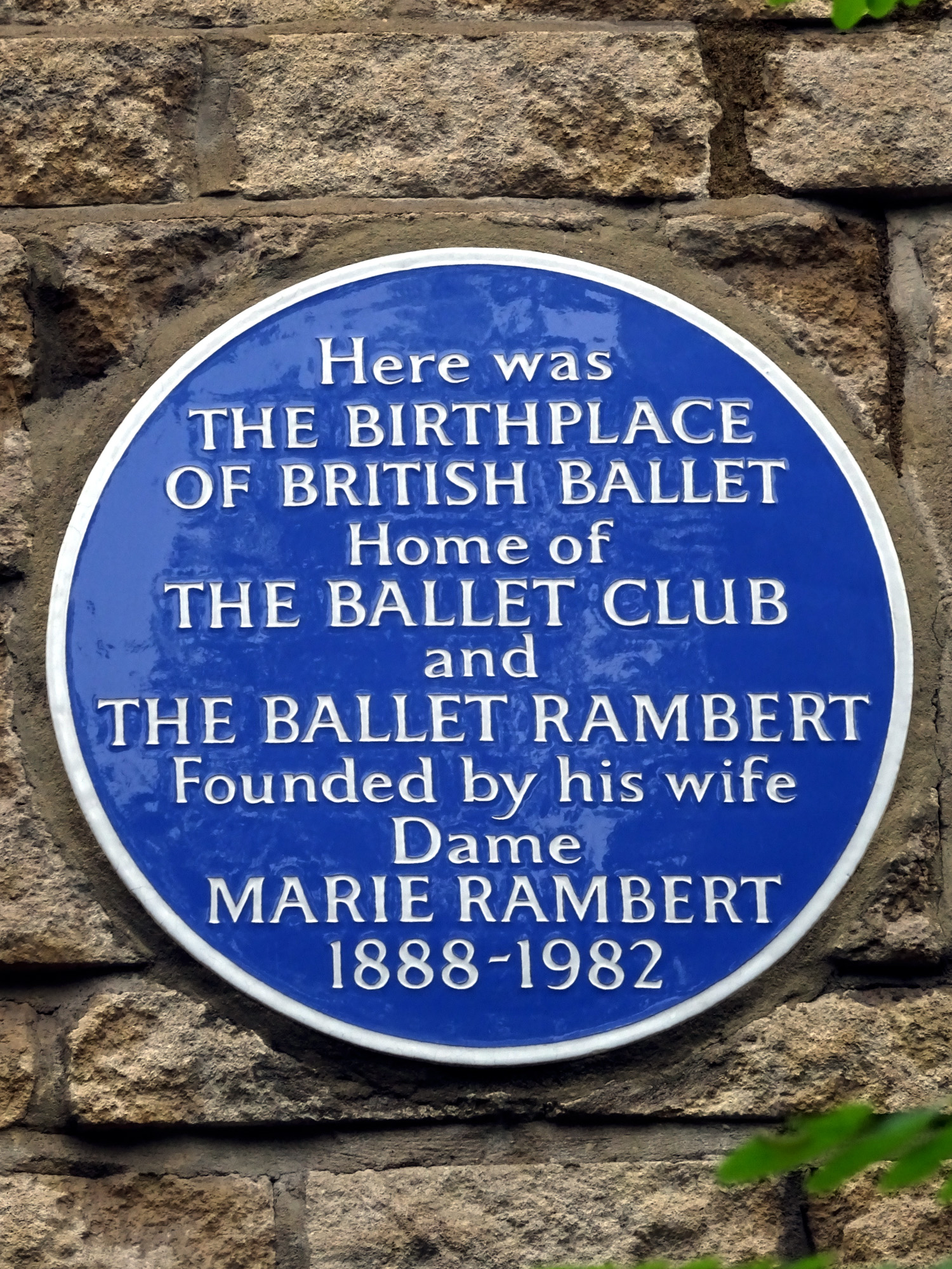 Blue plaque marking Ballet Rambert at 32–34 Notting Hill Gate in London