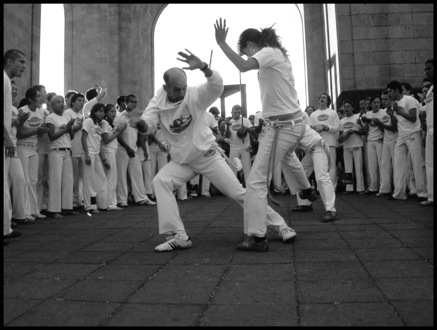 Mestre Camisa demonstrating a standing rasteira sweep in capoeira