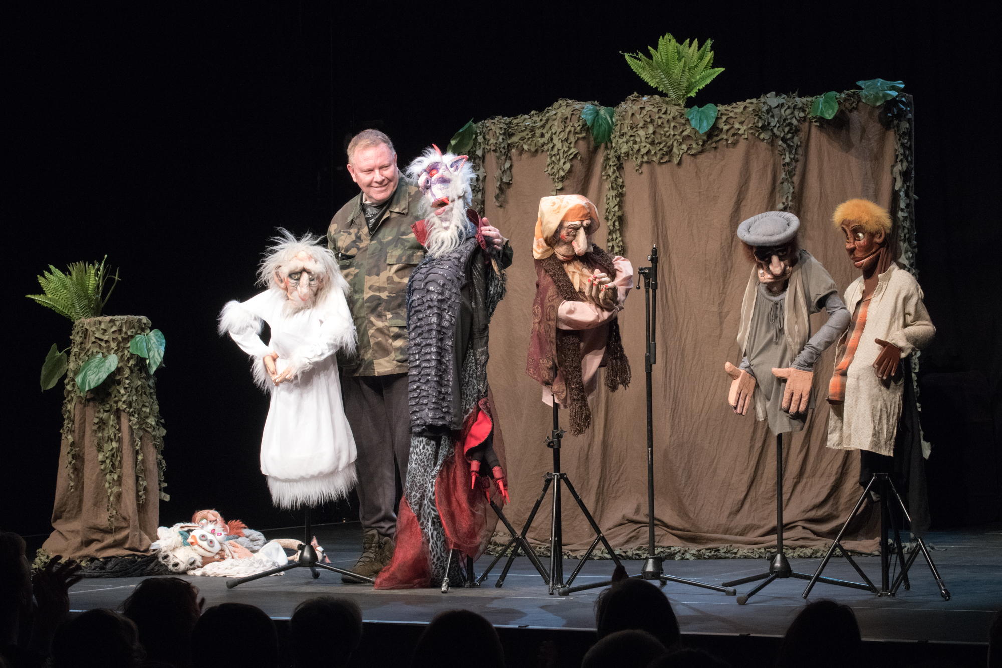 Neville Tranter manipulating a life-size puppet in Babylon onstage in Linz
