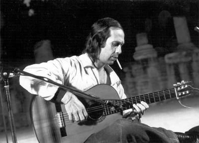 Black-and-white photograph of Paco de Lucía rehearsing with guitar in Arles