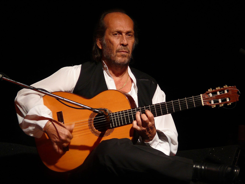 Paco de Lucía seated with a flamenco guitar at the PLAI Festival in Timișoara in 2007