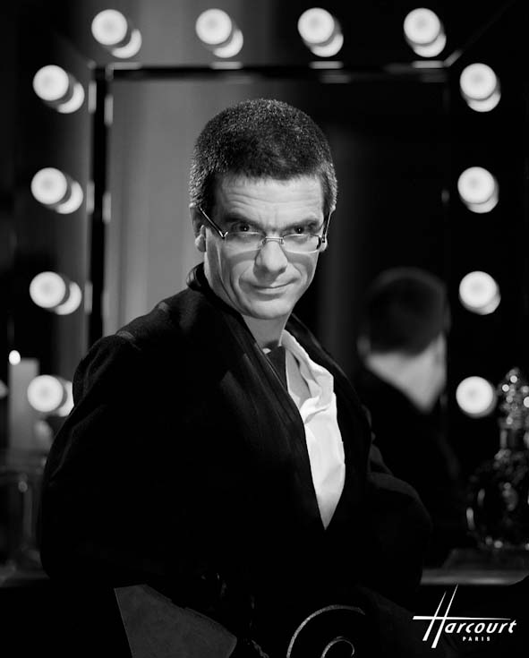 Black-and-white Studio Harcourt portrait of choreographer Philippe Decouflé wearing glasses