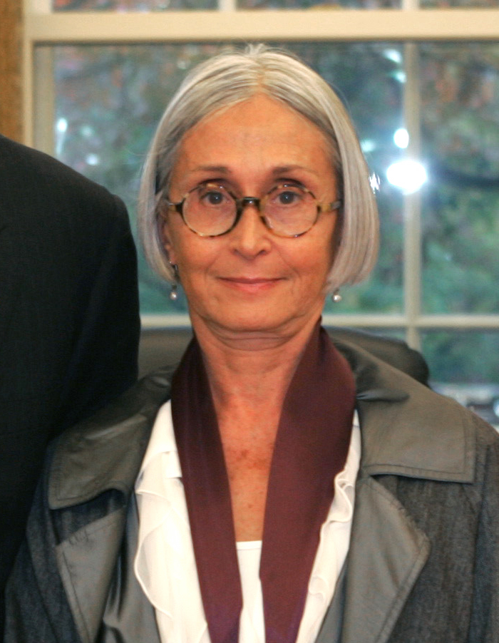 Portrait of Twyla Tharp wearing glasses in 2004