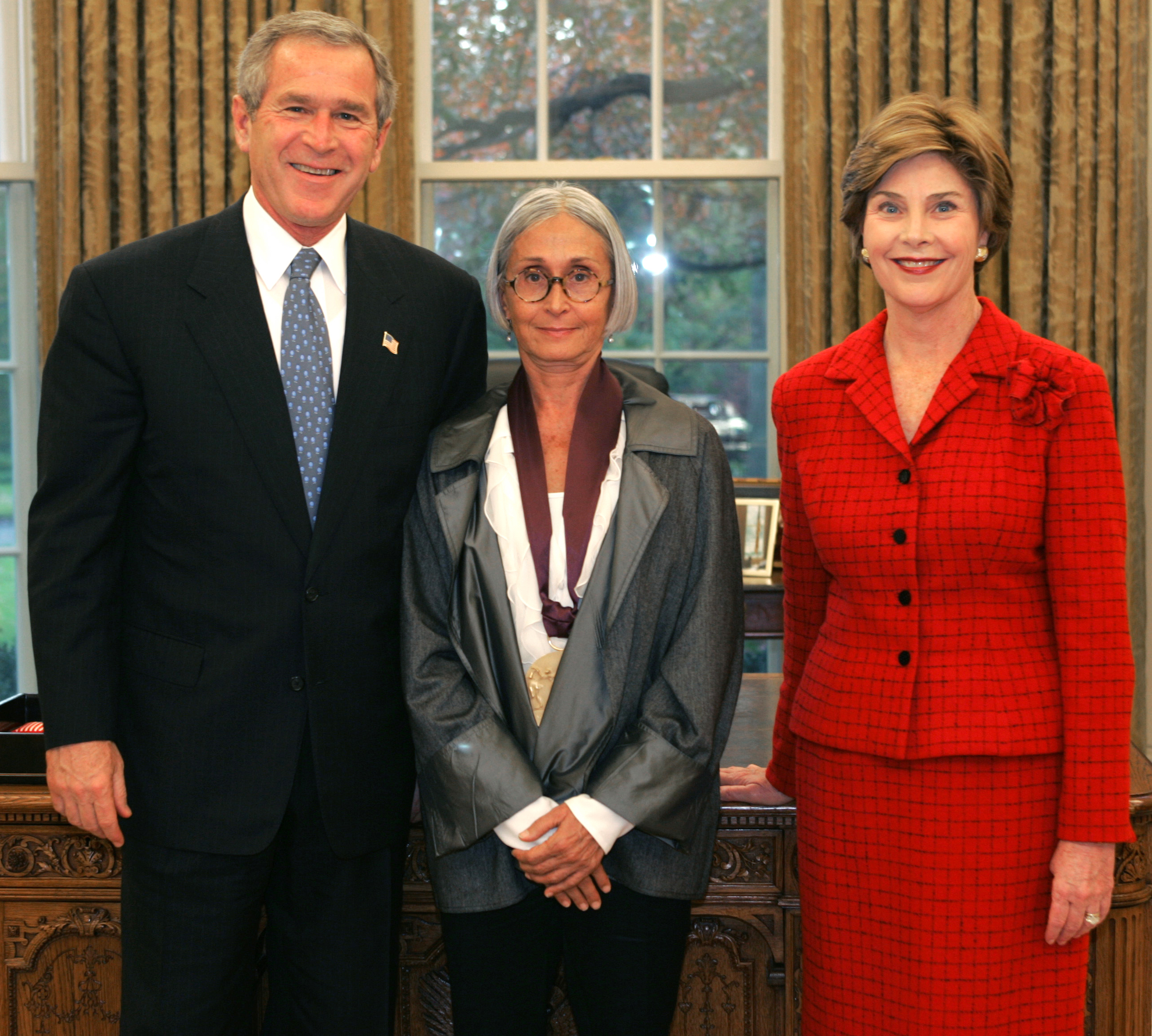 President George W. Bush and Laura Bush present Twyla Tharp with the National Medal of Arts in 2004