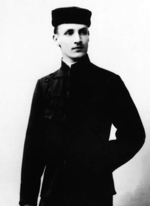 Formal black-and-white portrait of Swedish figure skater Ulrich Salchow around 1908