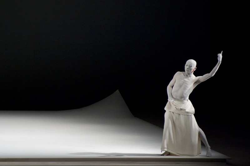 Sankai Juku performing Kagemi at the Festival Internacional Cervantino in 2006