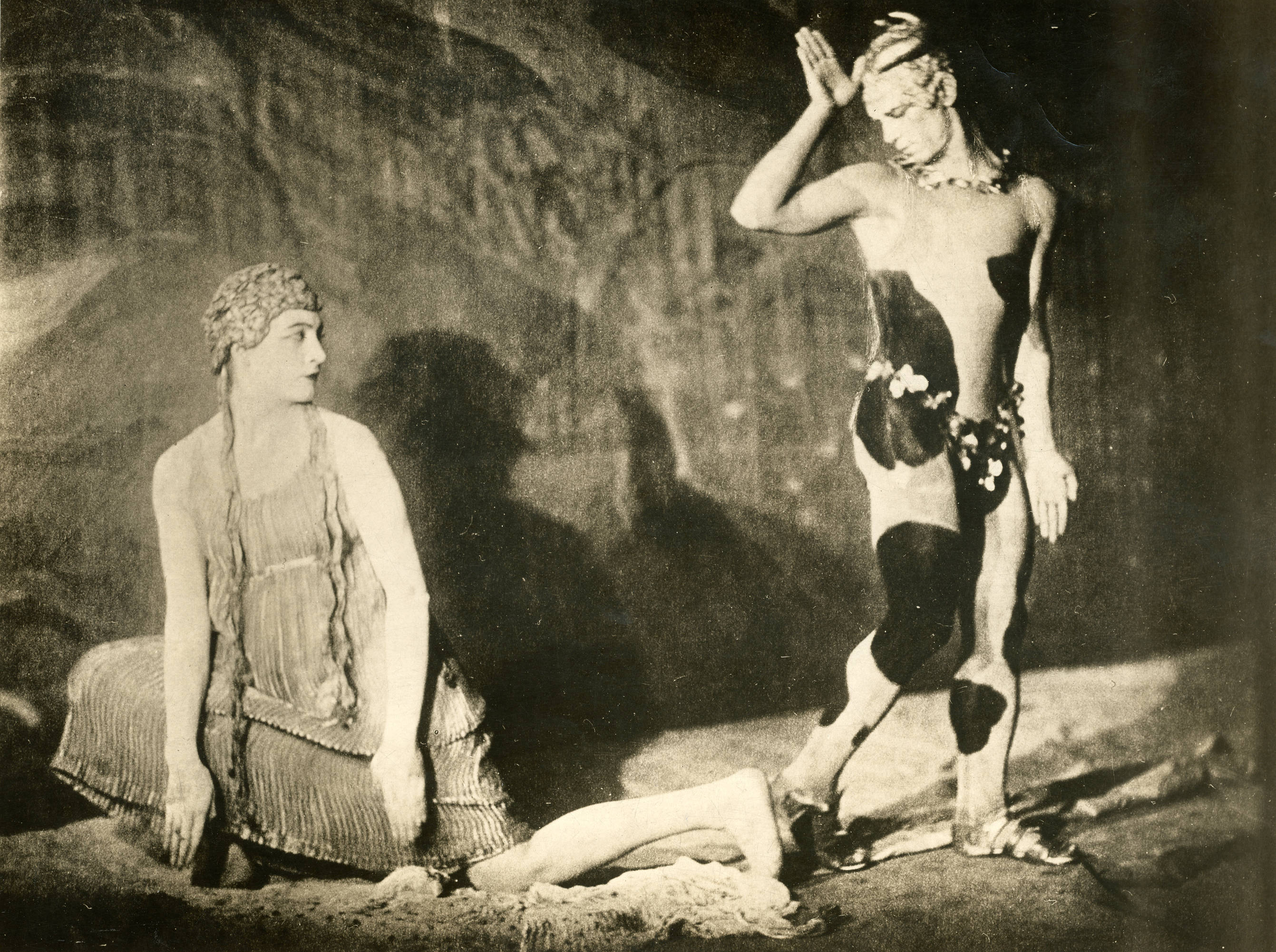 Vaslav Nijinsky and Flore Revalles posed in L’Après-midi d’un faune